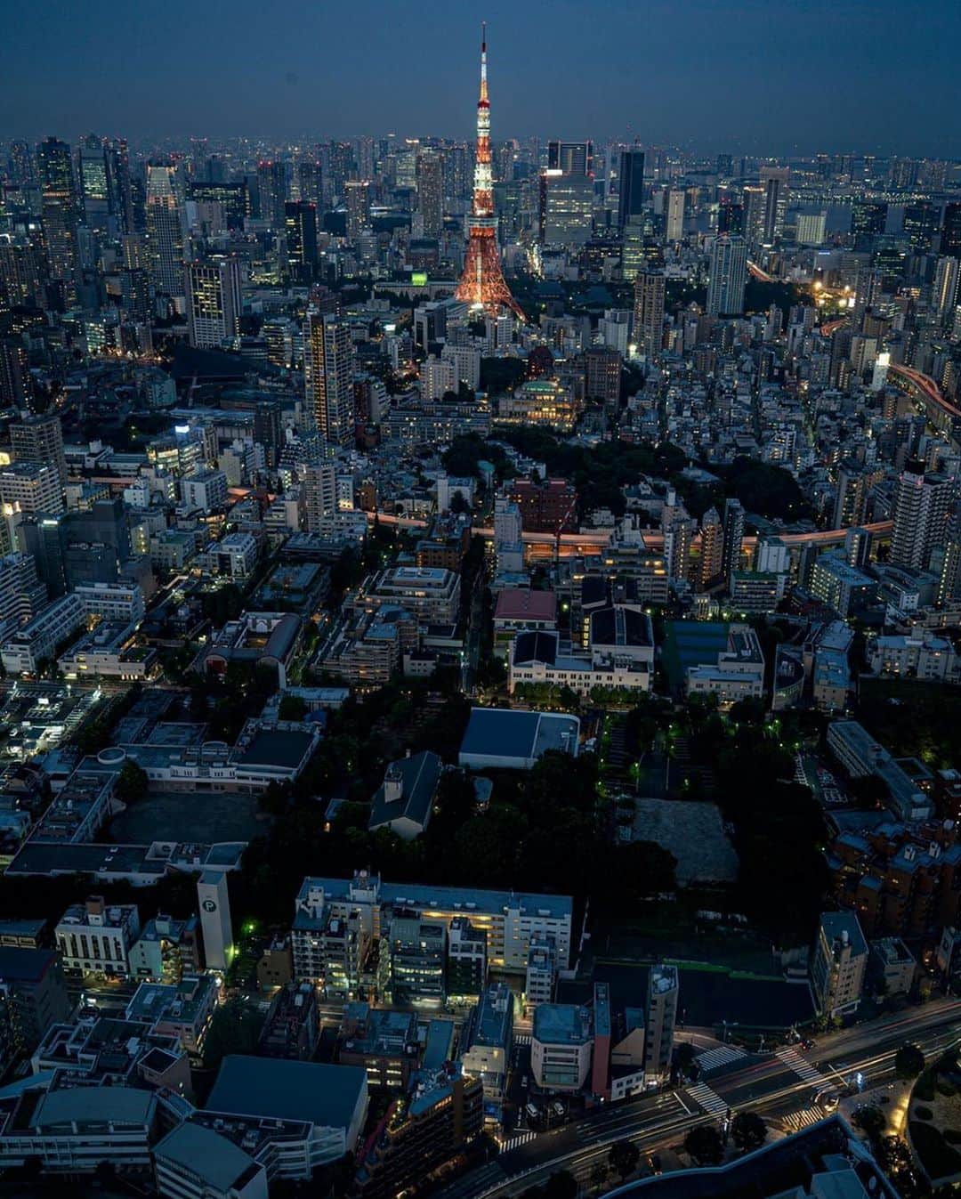タビイクさんのインスタグラム写真 - (タビイクInstagram)「【都会の明かり】﻿ ﻿. リポストでみなさんの素敵な世界中の写真📷🌈を紹介させて頂く《バーチャル世界旅行》のコーナーです✨﻿  今回ご紹介させて頂くのは﻿ @yuske_film さんのご投稿💐👏🏻﻿ ﻿. . スカイツリーが出来た今も、東京のランドマークとして根強い人気のある東京タワー。 . このお写真は六本木ヒルズ展望台から撮影したそう。 この屋上展望台からは、東京タワーとスカイツリーの両方を見ることが出来ます。東京の美しい夜の街を見下ろしてみてはいかがでしょうか。 .﻿ ﻿. 素敵なご投稿ありがとうございました！﻿ ﻿ 現在、@tabiikuをタグ付けしたご投稿を大募集しています✈️💓﻿ ﻿ ｢世界中に大切な人を大切な場所を大切な何かを｣﻿ .  #vacation #instatravel #instapassport #バンライフ #旅行好き #旅行行きたい #旅行好き女子 #絶景 #バックパッカー #backpacker #フォトジェニック #タビイク #東京タワー #東京 #六本木ヒルズ #六本木ヒルズ展望台 #東京夜景 #夜景 #夜景デート #夜景が綺麗 #夜景好きな人と繋がりたい #tokyo #nightview #tokyonightview #六本木 #roppongi #東京観光 #東京デート #デートスポット #世界の絶景 #絶景」9月11日 19時18分 - tabiiku