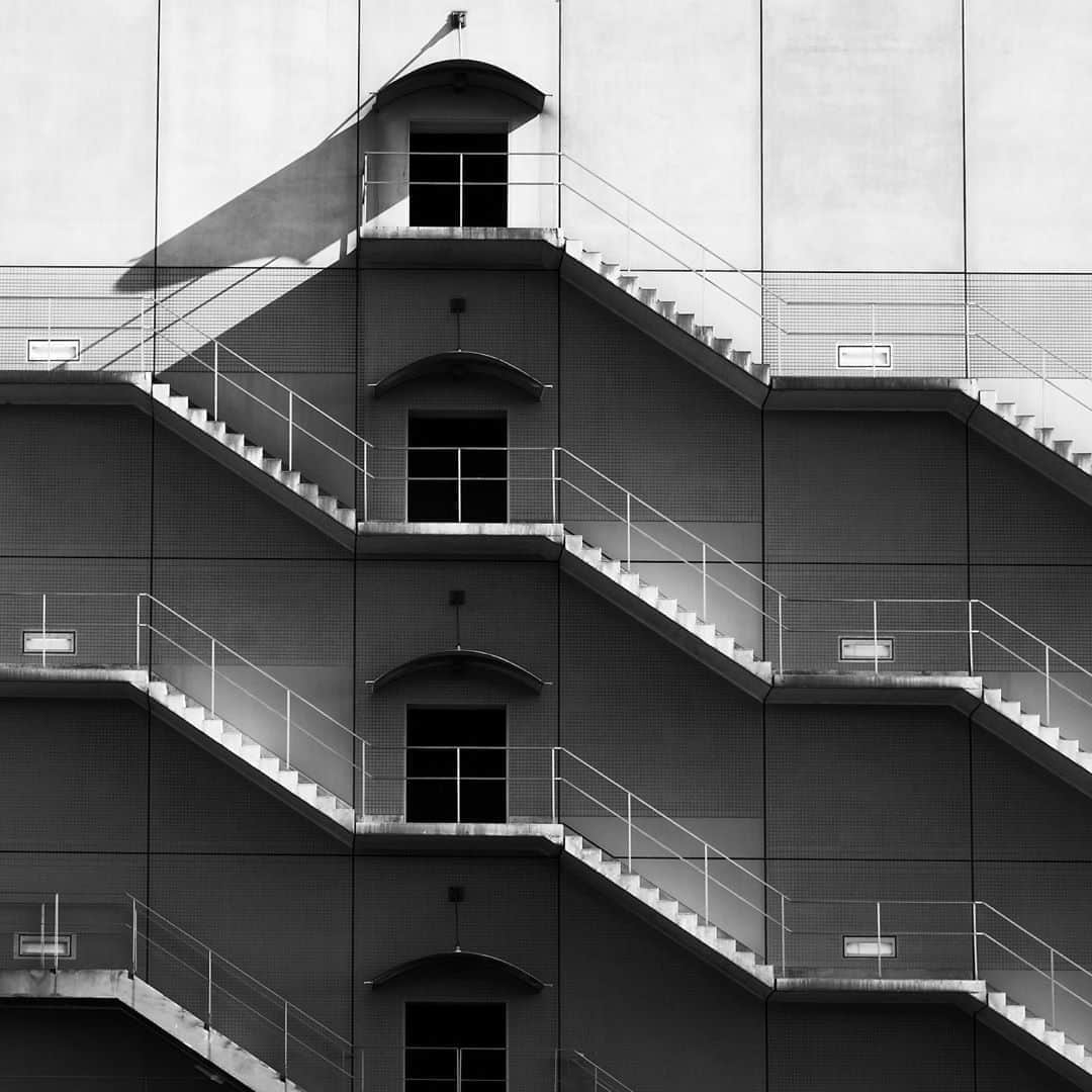 naotakeのインスタグラム：「階段 - Stairs / X-T2 & Snapseed, 2020912 . . 慌ただしい1週間だった。でも来週はもっと慌ただしくなりそうです。 . . #spicollective #royalsnappingartists #infamous_family #rsa_main #infinity_photo_cult #2_fineart #jp_gallery_member #jp_gallery_bnw #trb_bnw #wp_bnw  #bnw_life #bnwlife_member #bnw_life_shots #bnw_captures #world_bnw #top_bnw #team_jp_ #team_jp_モノクロ #ig_energy_bw #ig_nihon #streetphotographybnw #igersjp #blackandwhite #bnw #bnwphoto #monochrome #bw #bnwphotography #今日もx日和 #fujifilm_xseries」