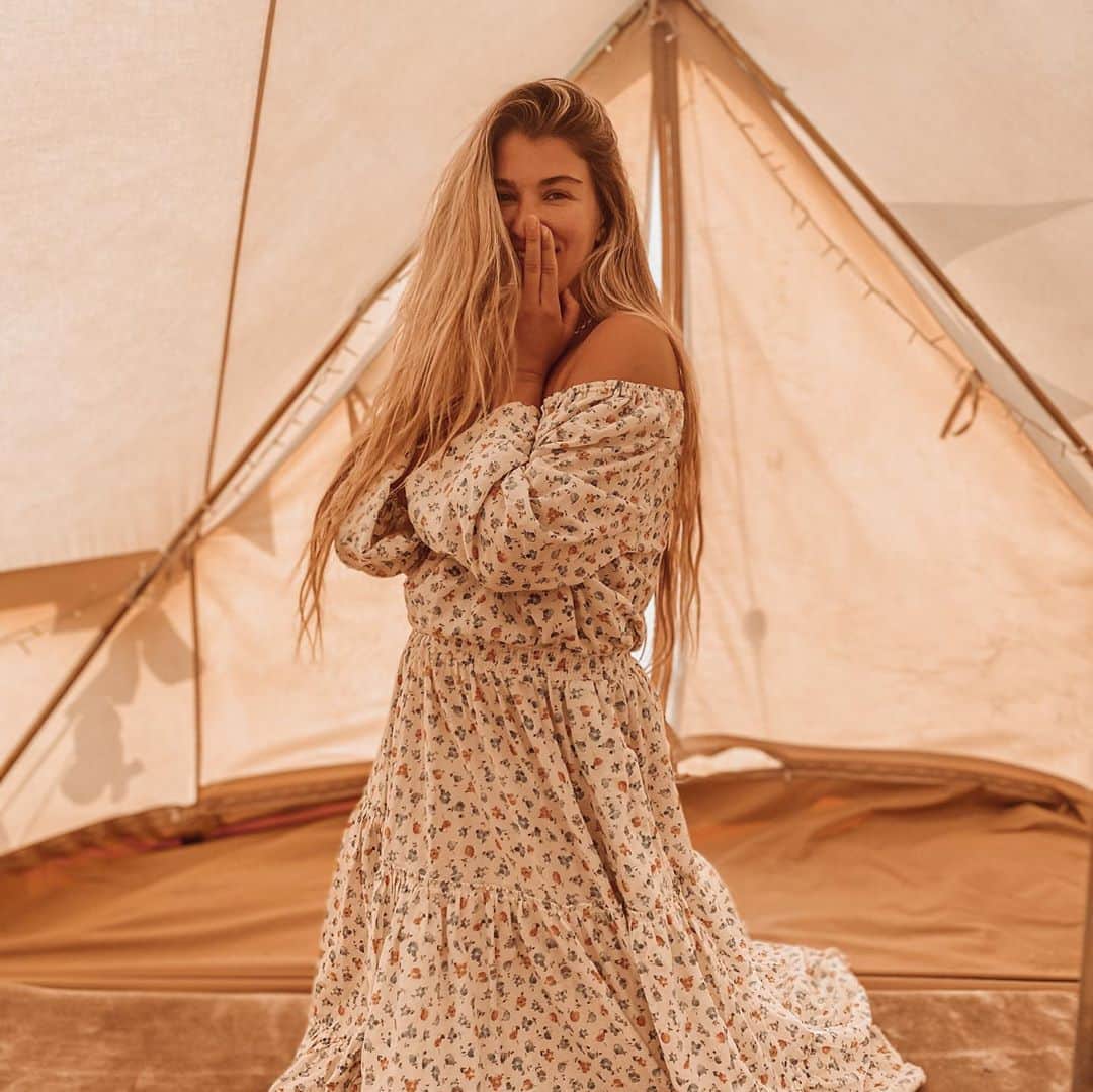 エイミー・ウィラートンのインスタグラム：「Lots of you been asking where we are staying ... So to answer that we’ve been #tipi #glamping at @lustyglazebeach and even had our first post baby potential #weddingvenue chat with @lustyglazebeachweddings as it’s THAT gorgeous !! But with all the #covidwedding restrictions and unpredictability it’s probably looking like 2025 for us++ 😂#weddingplanning #beachlife」