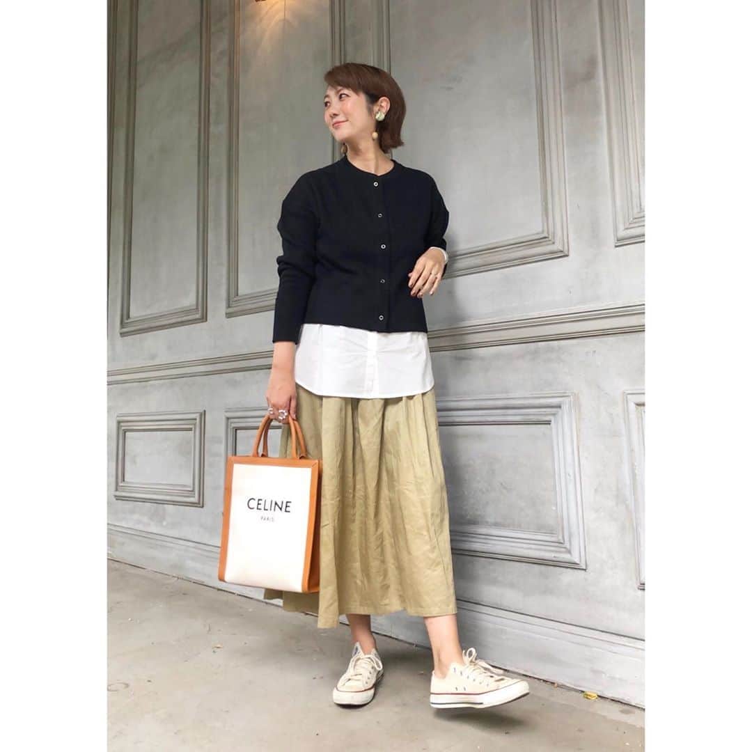 のインスタグラム：「☆☆☆ ・ ・ まだ暑いけど秋冬の準備を着々と進めてるよー‼️ このカーディガンも可愛すぎて一目惚れ♡ @qalm_official_  しっかりとした生地で形が綺麗 どんな服装にも合う定番なアイテム ・ ・ 今日は当分着れそうにないニットも買ったよ🤣 @natsu420  @shizuka.watanabe  と色違い！ ・ ・ フェイクレザーの長めのスカートも欲しいんだよなぁ でかいから長め探すのが大変なんだよー ・ ・ ・ ・ ・ ・ ・ #qalm #basicclothing #ベーシックコーデ #celine #aquagarage #きれいめコーデ #きれいめカジュアル  #大人カジュアルコーデ #大人カジュアル  #code#coordinate#ootd#instafashion#今日のコーデ#ママコーデ#ママファッション#男の子ママ #高身長女子 #ponte_fashion#r_fashion#大人女子#シンプル #シンプルコーデ #きれいめファッション#高身長コーデ」