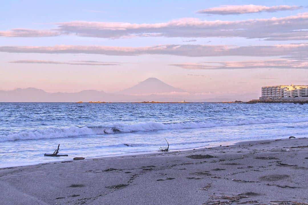 葉山町のインスタグラム：「- 早起きは三文の徳  #葉山歩き #葉山 #hayama #japan #一色海岸 #富士山 #海 #砂浜 #早起きは三文の徳 #リモートトリップ #Isshikibeach #mtfuji 朝活の成果は #爽やか な #朝焼け #運動不足 の解消に #朝活 と #夜活 みんなはどっち派？ #今日もおつかれさまでした #素敵な週末をお過ごしください」