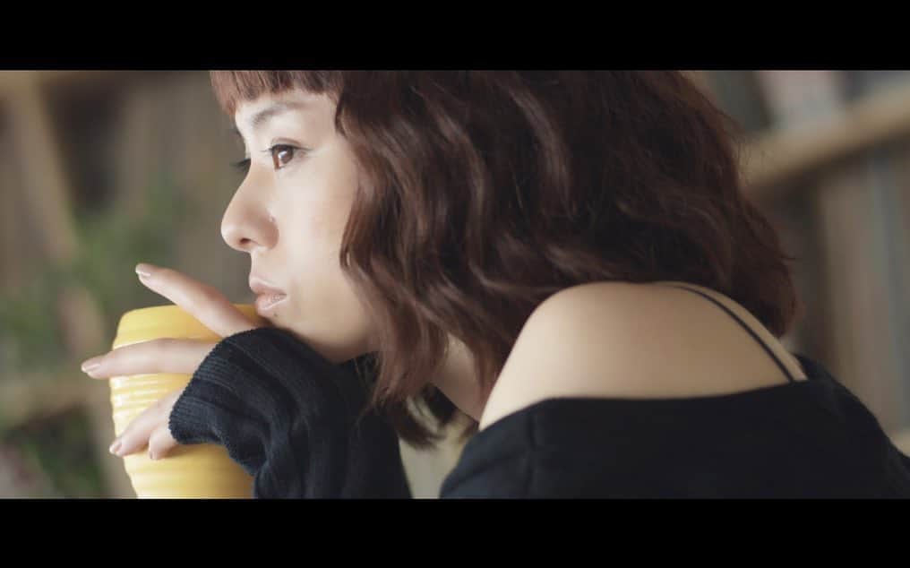 azumiのインスタグラム：「自粛中、粛々と創っていた新曲『東京の夜は過ぎてゆく』のMVがやっと公開されました。 自粛明け、友人の中根さや香監督と一緒に渋谷の街やTHE ROOMなどで撮影した大好きなMV。満足の仕上がりで何度も繰り返し見てしまいました。沢山の友人たちにも助けられました。ありがとう。関わってくれた全ての皆さまに心から感謝しています。  自粛期間中、ライブやほとんどのお仕事がなくなり、先の見えない閉塞感が充満して不安だったけれど、少し車を走らせて見渡すと、人で溢れていた街が静謐な空気になっていたり、住み慣れた東京の初めてみる顔に出会いました。余計なものが削ぎ落とされた気持ちになって、大切な人だけに会いたかったり、大切な場所が恋しかったり、これから必要なことがシンプルになっていったのを覚えています。  wyolicaのYouTubeチャンネルにアップしていますので、ぜひご覧ください。  https://youtu.be/35GSwwaW6fc  ------------- Wyolica 『東京の夜は過ぎてゆく』 Wyolicaの書き下ろしの新曲を映像ディレクター 中根さや香氏らと共に創られた映像作品。 90年代、象徴的なスクランブル交差点を中心に音楽やファッションを求めて若者で溢れた街から、空中庭園のような都市に移りゆく渋谷。そこにはノスタルジックな郷愁感と未来への期待が混在する。コロナ禍において心がささくれた昨今、なにが必要か、だれと一緒にいたいかを問う曲を、WyolicaのボーカルAzumiが密にならない渋谷の街などを歩き撮影されたミュージックビデオとなっている。東京の風景が散りばめられた言葉とメロディ、そして映像から、過ぎてしまった季節や『今』を生きる人々の想いを感じていただきたい。  #中根さや香  #wyolica #ワイヨリカ #東京の夜は過ぎてゆく #アートにエールを」