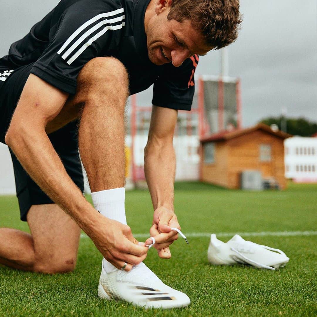 トーマス・ミュラーのインスタグラム：「Season 20/21 - Pack mas 💨⚽️💨 #XGhosted 👟  ANZEIGE @adidasfootball #esmuellert #createdwithadidas」