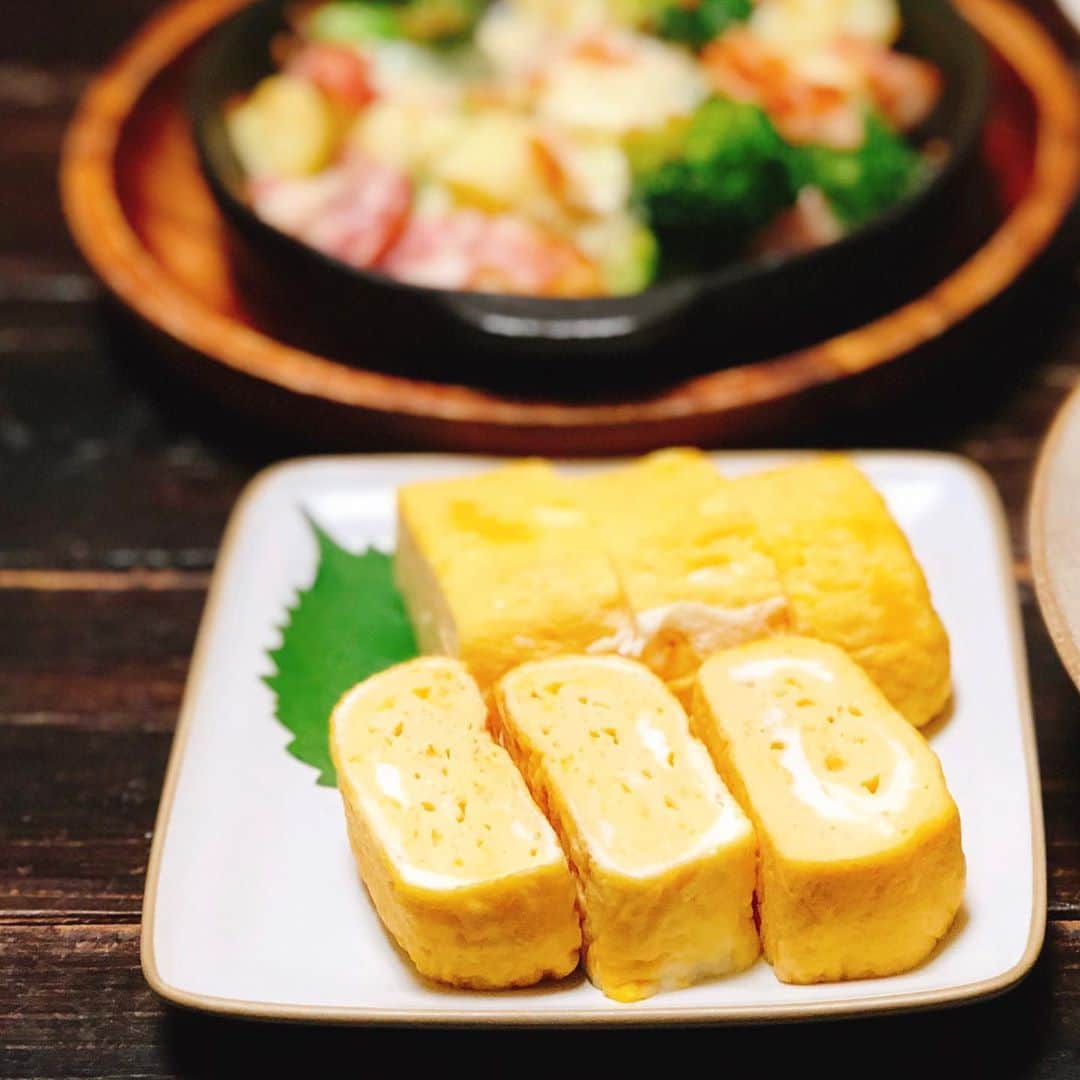 ゆうきさんのインスタグラム写真 - (ゆうきInstagram)「先日の晩ごはん。 メインは、 娘からのリクエストで鶏唐。 ✏︎レシピは⬇︎ #yuukitohikari鶏の唐揚げレシピ   副菜には、野菜のチーズ焼き。  ✏︎レシピ⬇︎ 〜ポテトとブロッコリー、ベーコンのチーズ焼き〜 【材料（2人分）】 ・ベーコン……2枚 → ひと口大に切る ・じゃがいも……1個  ・ブロッコリー……60g →  食べやすい大きさに切り、さっと塩茹でしたら、ざるに開けて冷ます ・ピザ用チーズ……50gくらい ・粗挽き黒胡椒……適量  【作り方】 1. じゃがいもは皮をむいて、ひと口大に切り、耐熱容器に入れてふんわりとラップをし、電子レンジ（500w）で2分加熱する。硬いようならば、竹串がすっと入るまで更に1分加熱する。  2. 耐熱皿に1とブロッコリー、ベーコンを適当に並べたら、黒胡椒をまぶして、全体にチーズをのせる。オーブントースターで8〜10分ほど焼き、チーズが溶けたら、取り出して黒胡椒をかけて完成。 ・ ・ あとは、 だし巻き卵に、 きんぴらごぼうでした。 ・ ・ ・ #おうちごはん#晩ごはん#夜ご飯#夕食#献立#唐揚げ#レシピ#簡単レシピ#マカロニメイト#フーディーテーブル #dinner#japanesefood#foodpic#yummy」9月11日 19時32分 - yuukitohikari