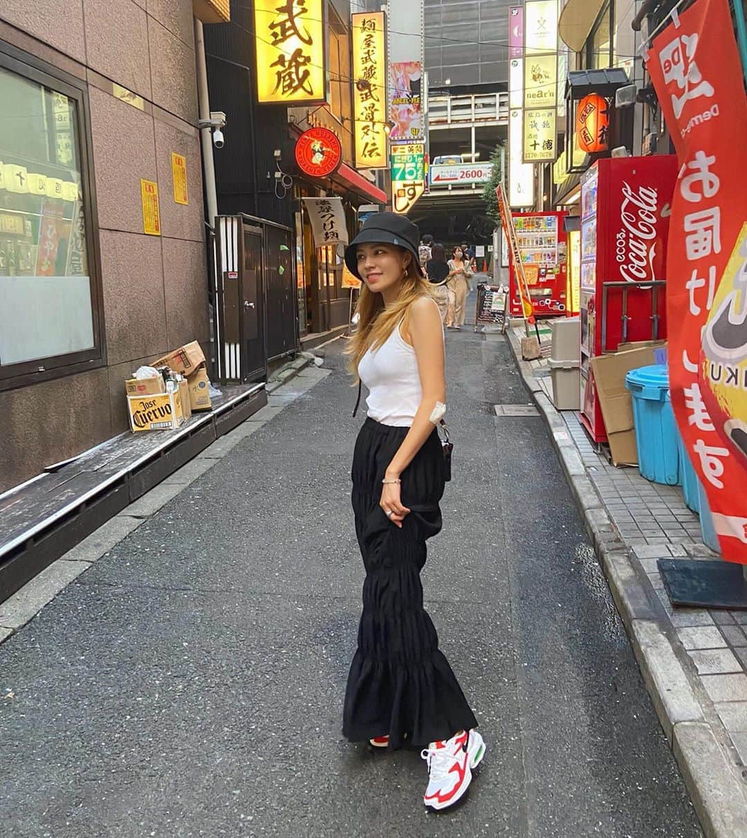 ステファニーのインスタグラム：「🦇❤️ お洋服です。 タンクトップ多めです。 #また怪我してます」