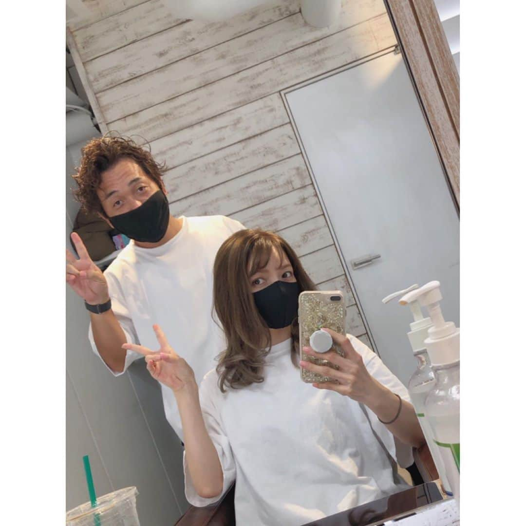 後藤真希さんのインスタグラム写真 - (後藤真希Instagram)「数ヶ月ぶりのvicca！  @vicca_hair  @vicca_nakazawa_yoshio   明るさは変えずキレイなグレージュに♡  でもってフェイスシールドを初めてつけたから 思わず撮ってしまったよ。  今日はメチャがつくほどカジュアル♪ このキャップは誕生日まえがりプレゼントなんだ♡ ずっと気になってたの。 因みにメンズサイズにしてみたんだー！なぜって？ メンズサイズの方が深めなのよ♡ 深めのキャップが好きな女子はメンズサイズおすすめ。  #ヘアカラー  #vicca  #フェイスシールド  #誕生日プレゼント  #キャップコーデ」9月11日 19時32分 - goto_maki923