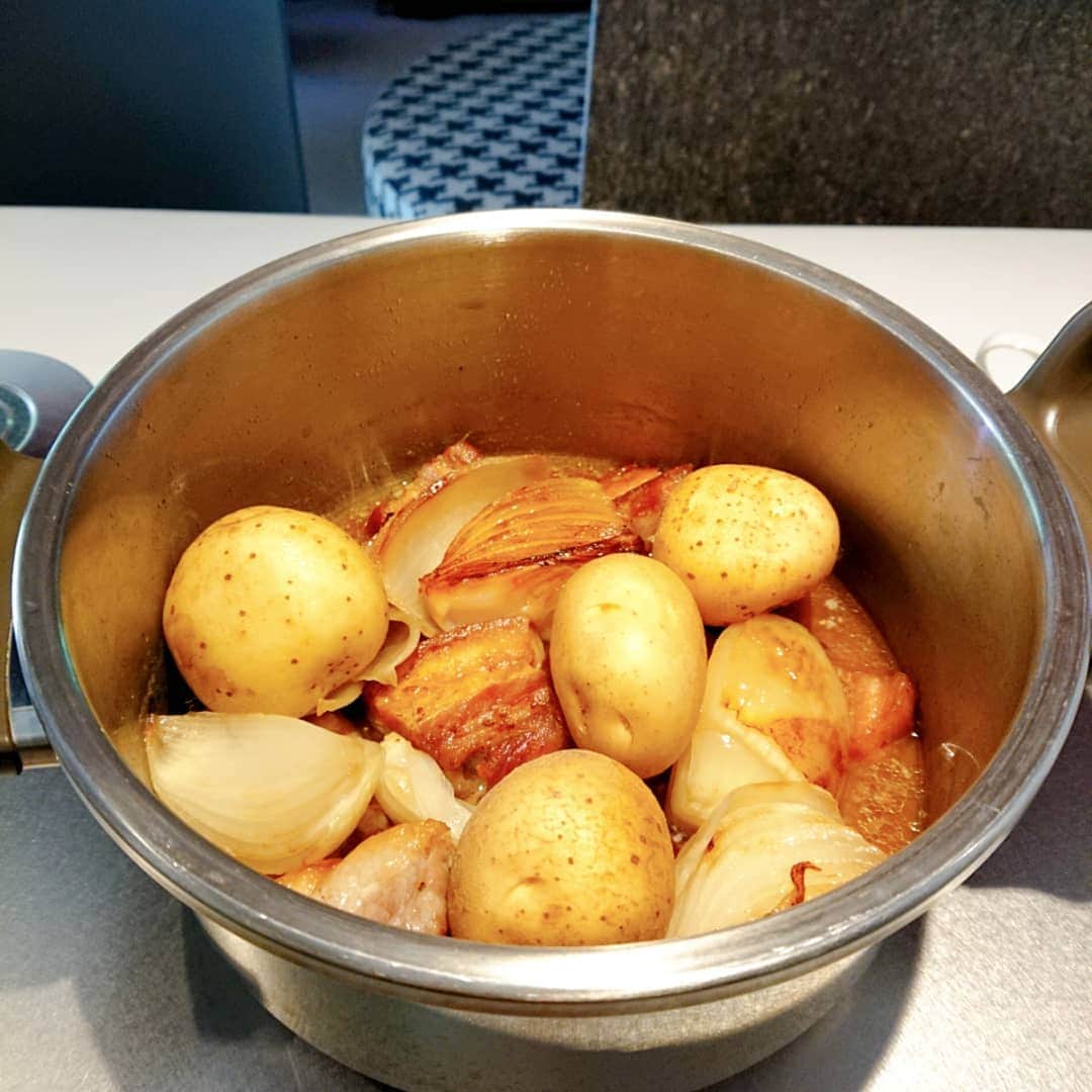富永美樹さんのインスタグラム写真 - (富永美樹Instagram)「#ガッツリ好き さんにだけオススメします笑  #ガッツリ飯 #角煮 #肉じゃが #かくにくじゃが  #少し前のごはん #おうちごはん」9月11日 19時33分 - miki.tominaga.official