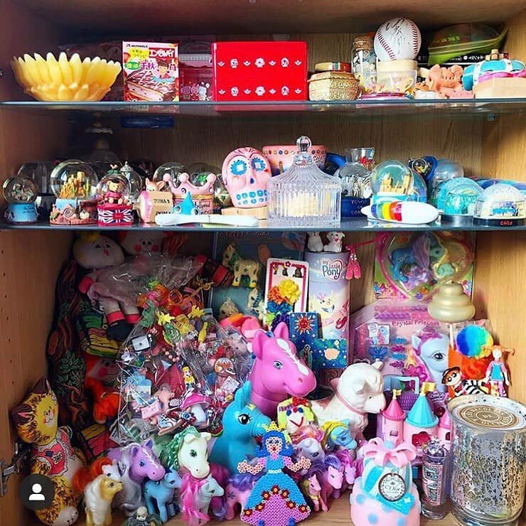 千秋さんのインスタグラム写真 - (千秋Instagram)「わたしのおもちゃ部屋の棚🦄🏰🌈🎀✨ あれ？最近の千秋ちゃんちのインテリア、なんだか大人っぽくなったなあって思ってなかった？大丈夫、千秋らしさも健在です。ユーミンがこの棚を見て「ああ、ここに千秋がいる。安心した！」って言ってくれた棚。ぐちゃぐちゃに見えるけど自分的にはちゃんと計算して並べてます。これは下段。上段もあるよ。  #千秋インテリア #おもちゃコレクション #🦄 #アンティーク雑貨 #スノードーム #バカコレクター #アンティークのある暮らし  ※ @hellocircus777 で先に公開していた棚です🎪」9月11日 19時35分 - chiaki77777