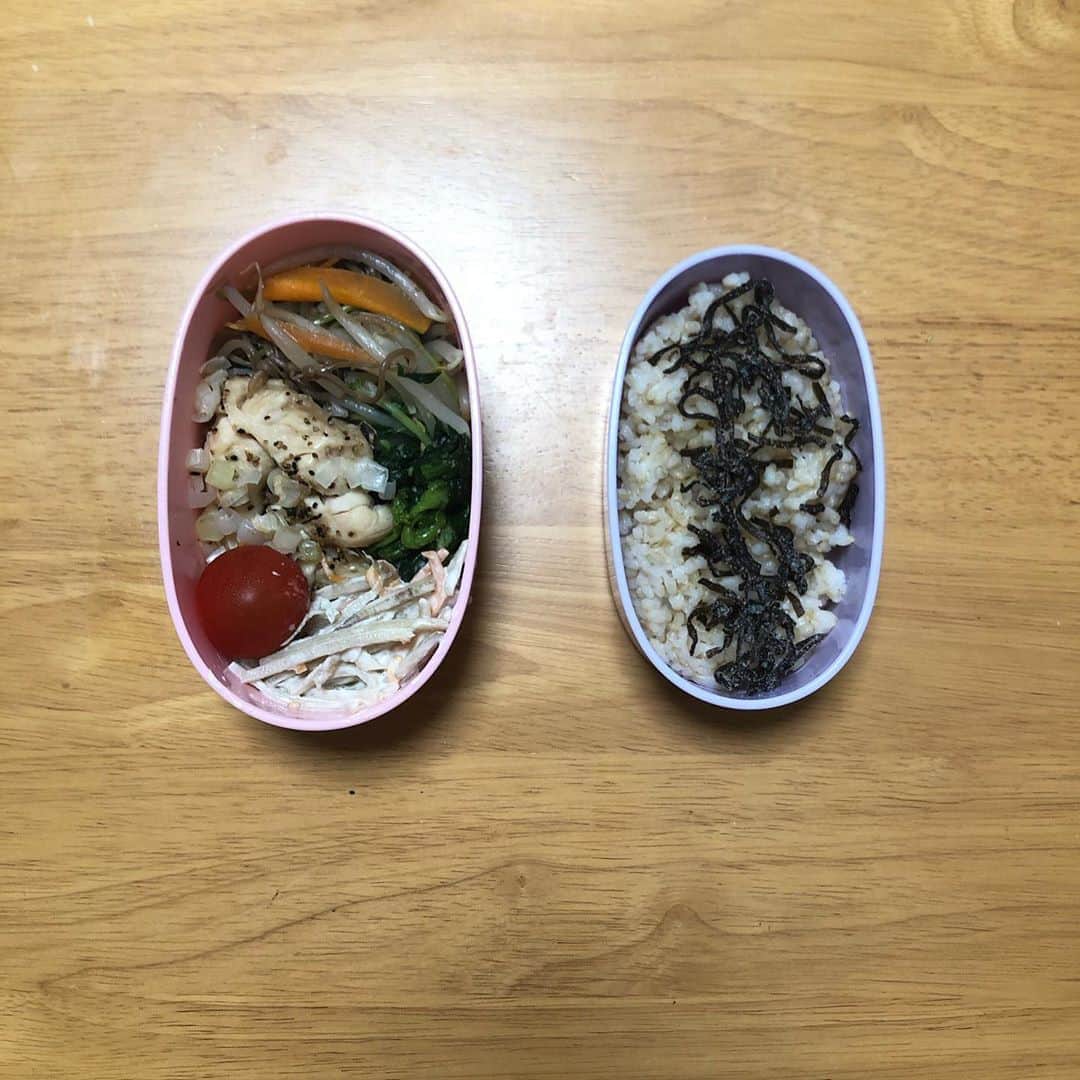 みのり(26)＠東京 ダイエットのインスタグラム：「🎀 #夜勤 🍴#今日のお弁当 . 玄米ごはん120g ツナごぼうサラダ 胸肉の塩胡椒焼き 豆苗ともやしのナムル 菜花の辛子和え ミニトマト . . 朝ごはんには、タラコのおにぎり🍙 . . . さって、夜勤のみなさん、 がんばりましょ〜〜〜🦠 . ◉ライザップ公認の紹介アンバサダーです。 〜紹介特典で、5万円分お安く入会できます〜 . . ▶︎全国どの店舗でもOK ▷２週間のトライアルコースもあります(^_^)/ ▶︎カウンセリング予約前にご連絡ください . ◎入会やカウンセリングをお考えの方、 ご質問なども、DM✉️ください。 . ★トレーニング見学もできます★ . 📺RIZAP TVCM出演 🏅RIZAP BMG ファイナリスト2017.2018 . #rizap #ライザップ . #ダイエット #diet #ダイエット日記  #instadiet #ダイエット仲間募集 #ダイエッター #公開ダイエット #食べて痩せる #糖質制限 #お弁当 #弁当 #ダイエット弁当  #自分弁当 #糖質オフ #晩御飯 #dinner #夜ご飯 #夕食 #夜ごはん  #低糖質 #糖質制限 #夜勤弁当 #看護師」