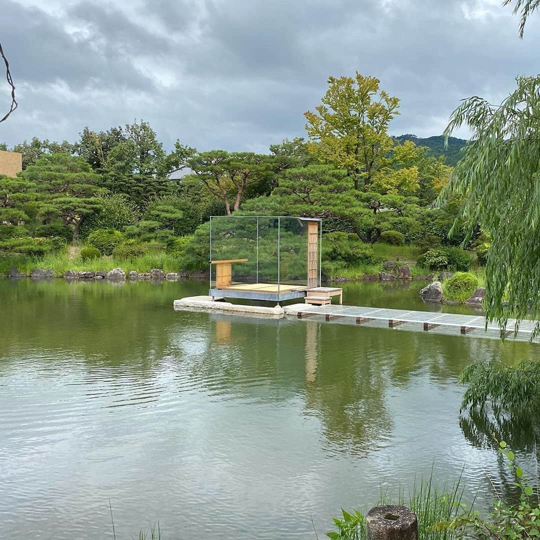 isutaさんのインスタグラム写真 - (isutaInstagram)「非日常の空間が広がる、﻿ 今年5月にリニューアルオープンした映え美術館♡﻿ ﻿ ﻿ 京都市の岡崎公園内にある「京都市京セラ美術館」は今年の5月にリニューアルオープン。﻿ ﻿ ﻿ 収蔵する近代以降の京都を軸とした総合コレクションをはじめ、現代アートにもスポットをあて、多彩なジャンルの作品が楽しめると話題を集めているんです！﻿ ﻿ ﻿ 入館料なしでも利用できる新館の屋上テラスや日本庭園、ミュージアムショップ、カフェなども併設されています。﻿ ﻿ ﻿ 思わず写真を撮りたくなる空間。﻿ ﻿ ﻿ ぜひ気になる方はチェックしてください♩﻿ ﻿ ﻿ 【京都市京セラ美術館】﻿ 住所：〒606-8344﻿ 京都市左京区岡崎円勝寺町 124﻿ 開館時間：10:00～18:00﻿ 休館日：月曜日（祝日の場合は開館）・年末年始﻿ ﻿ ﻿ photo by﻿ @_____iil_﻿ @che.r.ry__23﻿ @pyu_un﻿ @2525riri__﻿ @atsu_jun﻿ @ann.uehr_﻿ @haruka______tao﻿ ﻿ ﻿ #isuta #イスタ #isutapic﻿ #京セラ美術館 #美術館巡り #京都カフェ﻿ #京都カフェ巡り #京都市京セラ美術館﻿ #isutacafe #カフェ巡り #おしゃれカフェ﻿ #カフェスタグラム #cafestagram #カフェ ﻿ #カフェ好き #カフェ好きな人と繋がりたい﻿ #女子旅 #美術館﻿ #旅行  #旅行好きな人と繋がりたい  #インスタ映え #映え #フォトジェニック ﻿ #休日の過ごし方 #映えスポット ﻿﻿ #お出かけスポット #お洒落な人と繋がりたい」9月11日 19時40分 - isuta_jp