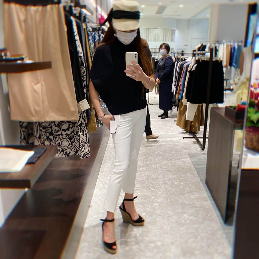 麻美さんのインスタグラム写真 - (麻美Instagram)「玉川高島屋南館1階 renewal Openした @of__style  . 仕立ても素材も良くて 素敵なものばかり💓 ． シンプルなのに ひと工夫が施されたデザイン ． サラッとカジュアルに ちょっとオシャレ🤏に 大活躍出来そうなものばかり ． 1枚目のお洋服 色がとってもシックで 仲良しとリンクコーデも楽しめる❣️ ． 2枚目のワンピース 抗菌ワンピースなんだって 3色色違いでまたまたリンク ． かぶるだけでとっても楽ちんワンピース ． 3枚目 これは是非オススメ❣️ ザックリ着れて楽なのに お出かけにも来ていける お洒落なデザイン❣️ ． 半袖でも 肌寒ければ 腕も付けれて斬新❣️ ． 4枚目 インポートのジャケットと パンツ❣️ ミっちゃん似合ってた〜❣️ 皇室マダムの休日って感じ🤣✌️ ． 4〜5枚目 トレンチいっぱい持ってるけど これはオシャレでまた欲しくなる❣️❣️ この袖❣️ヤバすぎ ． 6〜7枚目 ベストだけどショール❣️ 軽いしあったかいし 秋から冬のコーデに1枚あったらいいね！ ． 最後はパンツにニット パンツが履き心地最高 ． しかもウエストゴム👏 ． シルエットがめちゃくちゃ綺麗なのでオススメです」9月11日 19時41分 - mami0s