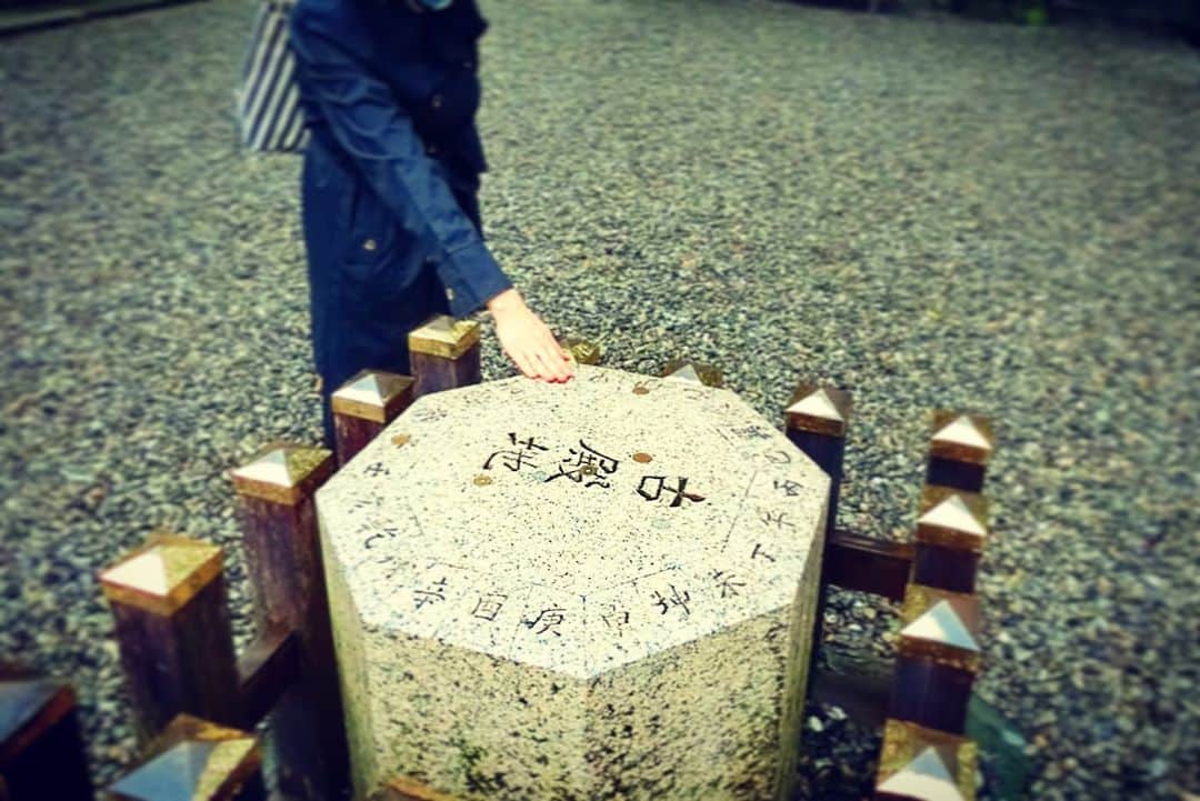 大山恵理乃さんのインスタグラム写真 - (大山恵理乃Instagram)「#女子旅 #伊勢 #猿田彦神社﻿ ﻿ ﻿ ﻿ 行く方向を﻿ 善い方へ導いてくれる、﻿ みちひらきの神。﻿ ﻿ ﻿ ここのパワースポットは、﻿ ・「方位石」﻿ なにを願うかによって触る順が変わる。﻿ ﻿ ﻿ ・たから石﻿ 宝船の上に白蛇が乗ったように見えるならラッキー。﻿ ﻿ ﻿ ﻿ photographer:﻿ @eristavi_official @erino_ohyama  ﻿ ﻿ ﻿ ﻿ #伊勢神宮 #方位石 #古殿地 #猿田彦大神 #猿田彦神社伊勢 #みちひらきの神様 #神社 #日本の景色 #旅行 #旅写真 #パワースポット  #사루타히코신사 #이세신궁 #이세신궁내궁 #여행스타그램 #여행사진 #일본 #일본여행  #sarutahikoshrine #isejingunaiku #jinja #japan #japantravel #travelphotography #travel #powerspot」9月11日 19時41分 - erino_ohyama