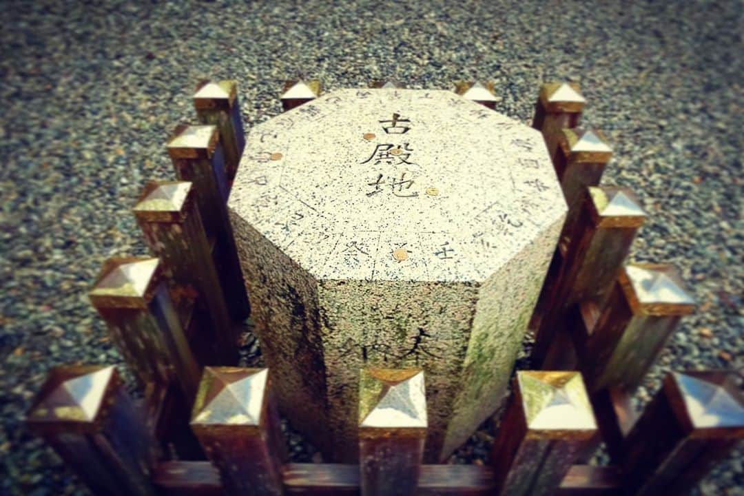 大山恵理乃さんのインスタグラム写真 - (大山恵理乃Instagram)「#女子旅 #伊勢 #猿田彦神社﻿ ﻿ ﻿ ﻿ 行く方向を﻿ 善い方へ導いてくれる、﻿ みちひらきの神。﻿ ﻿ ﻿ ここのパワースポットは、﻿ ・「方位石」﻿ なにを願うかによって触る順が変わる。﻿ ﻿ ﻿ ・たから石﻿ 宝船の上に白蛇が乗ったように見えるならラッキー。﻿ ﻿ ﻿ ﻿ photographer:﻿ @eristavi_official @erino_ohyama  ﻿ ﻿ ﻿ ﻿ #伊勢神宮 #方位石 #古殿地 #猿田彦大神 #猿田彦神社伊勢 #みちひらきの神様 #神社 #日本の景色 #旅行 #旅写真 #パワースポット  #사루타히코신사 #이세신궁 #이세신궁내궁 #여행스타그램 #여행사진 #일본 #일본여행  #sarutahikoshrine #isejingunaiku #jinja #japan #japantravel #travelphotography #travel #powerspot」9月11日 19時41分 - erino_ohyama
