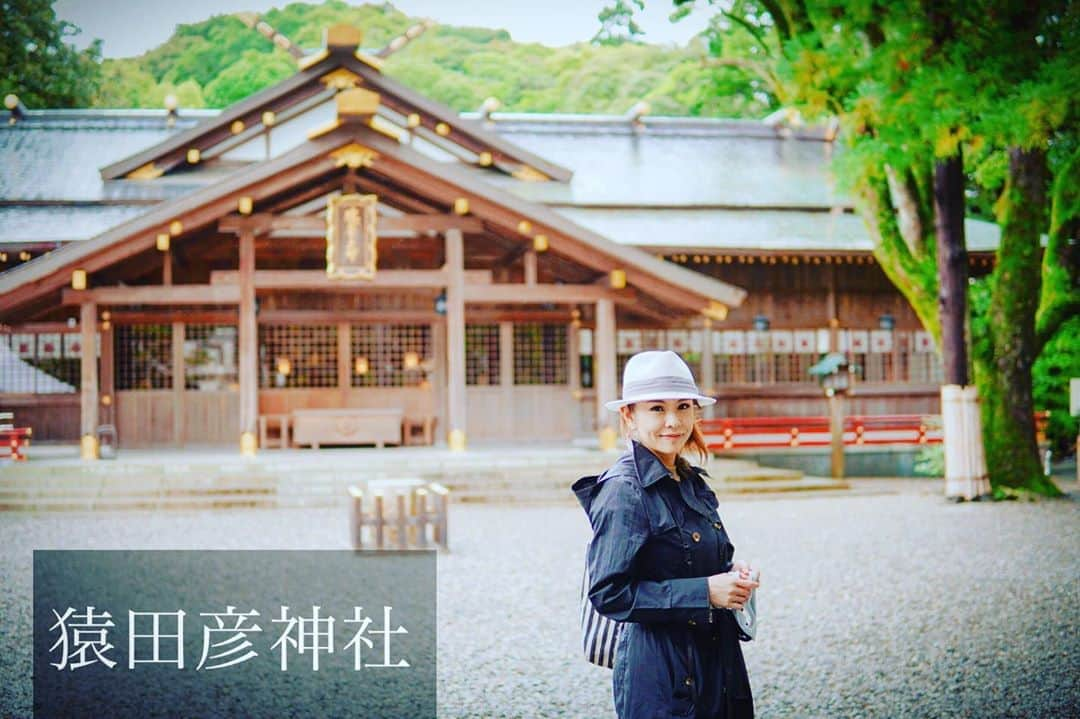 大山恵理乃のインスタグラム：「#女子旅 #伊勢 #猿田彦神社﻿ ﻿ ﻿ ﻿ 行く方向を﻿ 善い方へ導いてくれる、﻿ みちひらきの神。﻿ ﻿ ﻿ ここのパワースポットは、﻿ ・「方位石」﻿ なにを願うかによって触る順が変わる。﻿ ﻿ ﻿ ・たから石﻿ 宝船の上に白蛇が乗ったように見えるならラッキー。﻿ ﻿ ﻿ ﻿ photographer:﻿ @eristavi_official @erino_ohyama  ﻿ ﻿ ﻿ ﻿ #伊勢神宮 #方位石 #古殿地 #猿田彦大神 #猿田彦神社伊勢 #みちひらきの神様 #神社 #日本の景色 #旅行 #旅写真 #パワースポット  #사루타히코신사 #이세신궁 #이세신궁내궁 #여행스타그램 #여행사진 #일본 #일본여행  #sarutahikoshrine #isejingunaiku #jinja #japan #japantravel #travelphotography #travel #powerspot」