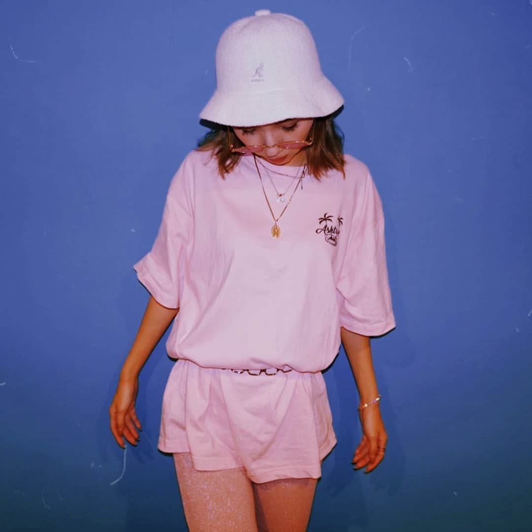 のインスタグラム：「． @ashtrayworld___ 💙🏝 バックデザインもかわいい💖 私はXL着ています🎆🧡 大きめで練習着でもベルト巻いても🙆‍♀️ 他にもカラーあるので見てみてね😍 #ashtrayworld#fashion#tshirt」