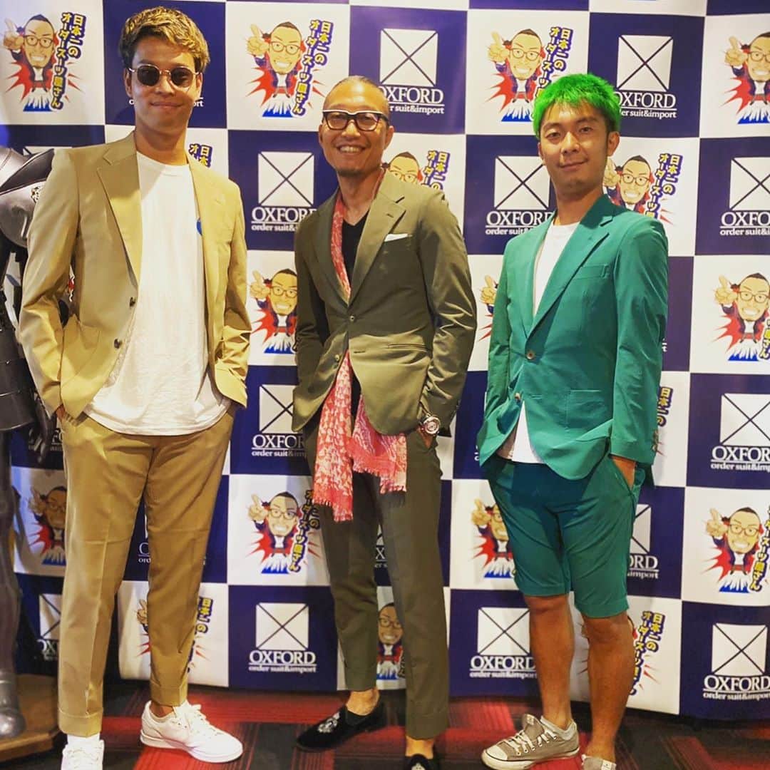 マキヒカのインスタグラム：「#オーダースーツウメヒカ #かっこよすぎるスーツ #サッカーしても破けないスーツ #マグマ小松　大社長 #お洒落の押し売り #OXFORD」