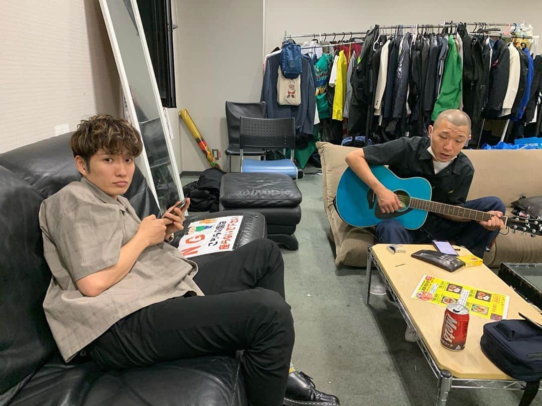 池田真一のインスタグラム：「21時から単独ライブです！  オンラインチケットもあるのでよろしくお願いします！  洲崎と今井も楽しみにしてくれてます！  今井はワクワクしすぎて気失ってます！」
