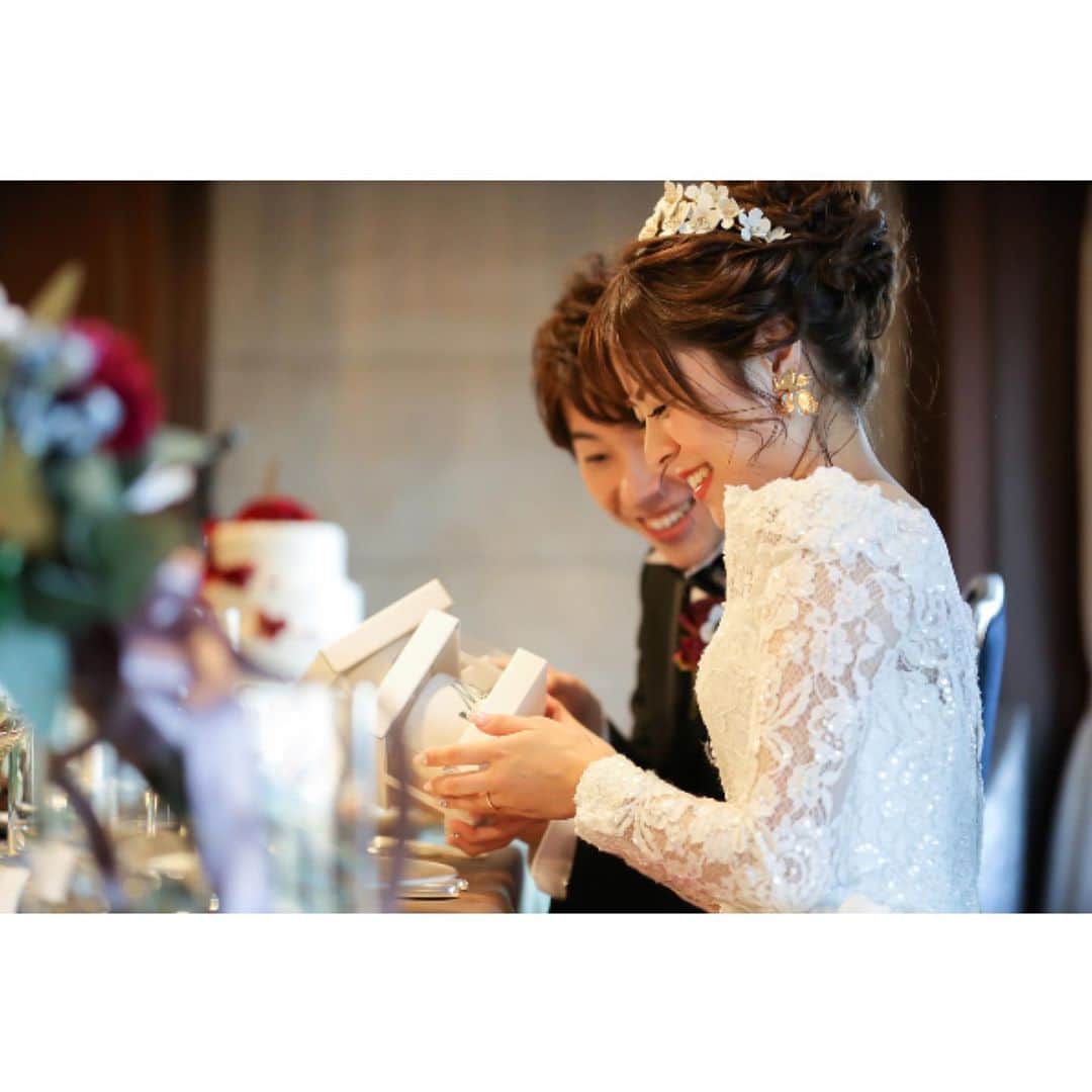 ウェディングソムリエ編集部さんのインスタグラム写真 - (ウェディングソムリエ編集部Instagram)「* 素敵なウェディングを叶えた花嫁さんのリアルレポートをお届けする「ウェディングレシピ」﻿ ﻿ ﻿ 今回は、一流ホテルで「クリスマス」をテーマに結婚式を挙げたメイさんのわくわくが詰まった華やかな冬婚をレポートします。  ウェディングソムリエのWEBからぜひご覧ください！﻿ ﻿ ﻿ メイさんのウェディングレシピ✍️﻿ ﻿ 場所：TOKYO 会場：ウェスティンホテル東京 衣装：１着目／ハツコエンドウ グレース、２着目／ココメロディ 星空ドレス ヘアメイク／bridal hairmake geek カメラマン／山下徹 エンゲージリング：カルティエ マリッジリング：ルイ・ヴィトン ハネムーンの行き先：フランス インスタグラム：@mei_wedding1130     プレ花嫁さんへのアドバス  「とにかく情報収集することが大切です。２人の好きなことや家族、ゲストの喜びそうなことをぜひ色々と調べてみてください！」  *:.,.:*:.,.:*:.,.:*:.,.:*:.,.:*:.,.:*:.,.:*:.,.:*:.,.:*:.,.:*:.,.:* .﻿ ﻿ サイトは[ウェディングソムリエ ]で検索﻿ 🔎http://www.jadorewedding.com﻿ プロフィール欄の🔗Linkからもとべます。 ﻿ ﻿ ウェディングソムリエは、﻿ 人生でその時しかできない﻿ 特別な体験を提供するメディアです♡﻿ ﻿ *:.,.:*:.,.:*:.,.:*:.,.:*:.,.:*:.,.:*:.,.:*:.,.:*:.,.:*:.,.:*:.,.:*:.,.﻿ ﻿ #卒花 #ウェディングソムリエ #花嫁 #プレ花嫁 #ウェディングアイデアIY  #全国のプレ花嫁と繋がりたい #ウェディングソムリエアンバサダー #結婚式 #ウェディングドレス #ウェディングフォト #前撮り #後撮り #ウェディングレポ #ウェディングレシピ #ウェスティンホテル東京　#ハツコエンドウ」9月11日 19時54分 - jadore_wedding