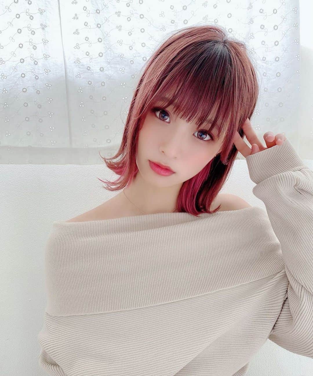 のインスタグラム：「ぴーす✌️ ・ ・ ・ #いいね返し#f4f#l4l#サロンモデル#サロモ#撮影依頼募集中#グレージュ#透明感#ビジョビ#インフルエンサー#被写体#作品撮り #instagood#likeforlikes#followforfollowback#followme#follow4followback#ミスコン #ボブ#ショート」