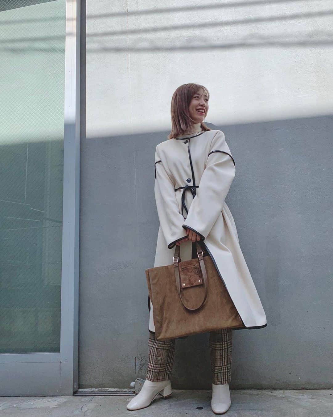 本橋優華のインスタグラム：「まだまだ残暑厳しい毎日ですね☺︎ アウター着て大好きなチェックの季節がもうすぐかな。笑 このバッグで旅に出たい✈︎ 素敵な週末を♡ #aw#outer#white#bigbag#plaid#boots#tokyo #アウター#チェックパンツ#ブーツ#スエードバッグ  #CWA1002408A0002﻿」