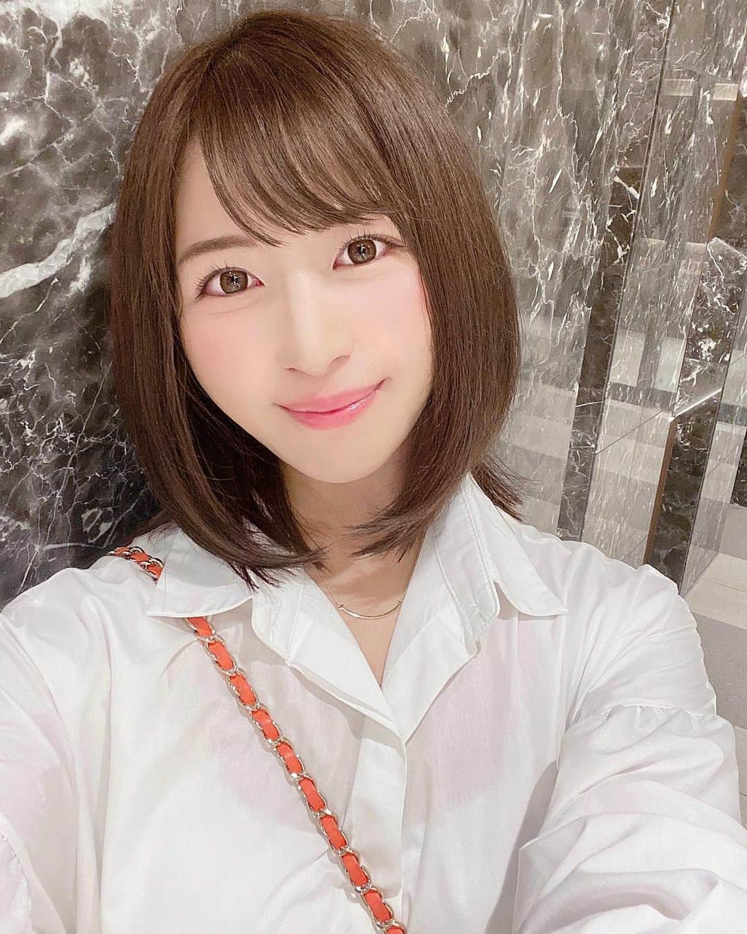 のインスタグラム：「🍊🎃🧡 𝕊𝕞𝕚𝕝𝕖⇨⇨⇨𝕎𝕚𝕟𝕜♡ こんばんは💕少しイメチェンしました (最近、髪型コロコロ変わりすぎてます笑) . いつものトレードマーク(?)の 歯を出した笑顔を封印して 今日はいろいろな表情🥰😉😮 . ウインクのクオリティについては お手柔らかに…お願いします🐶笑 . . 先日、HAABビューティークリニックの 名古屋院で久しぶりにHIFUをしていただいて フェイスラインがすっきりしてきました🧖🏻‍♀️🐾 . HIFUは皮膚表面を傷付けずに熱ダメージを与える 医療レーザーで痛みもダウンタイムもありません✨ . 即効性のあるリフトアップや将来的なたるみを 抑えていく効果などがあるそうです♪ . . “切らないリフトアップ” とも 言われているので気になる方は 是非、 @haab_nagoya  行ってみてください☺️💗 . . 関東の方はこちらへ↓💁🏻‍♀️ . @haab_official (南青山) @haab__shinjyuku (新宿) @haab_dream (原宿) ←9月OPEN🍊 . . . #ナチュラルメイク #今日のコーデ #秋コーデ #シャツコーデ #ゆるコーデ #シャツワンピース #シャツワンピ #シンプルコーデ #ホワイトコーデ #ワンピース #お出かけ #大人コーデ #大人女子 #モノトーンコーデ #女子力アップ #haab #クリニック #医療 #フェイシャル #小顔 #レーザー #ハイフ #久屋大通 #青山 #南青山 #新宿 #原宿 #pr #東京 #名古屋」