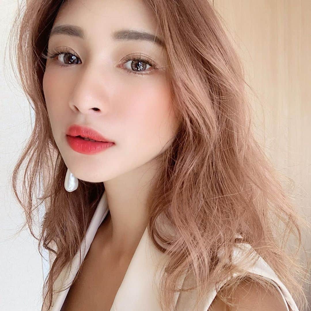 新井ニーニャのインスタグラム：「🤍﻿ ﻿ ﻿ ﻿ 気分変えたくて久しぶりにカラコン…❣️﻿ 昔はキツめのハーフ顔になれるような﻿ フチなしカラコンが定番だったんだけど﻿ 最近はほんのりナチュラルフチアリの﻿ ちゅるん！としたカラコンが好みになり﻿ 色々チャレンジ中…🍇﻿ (橋本環奈ちゃんみたいなやつね🥺)﻿ ﻿ でも大人なので派手すぎず、、で﻿ 指原莉乃さんがプロデュースした﻿ 新しいカラコンつけてみたんだけど、どう？💕﻿ @pia_contact  ﻿ ■ Pearl Cats Eye （ パールキャッツアイ ） ﻿ ■ Grege Quartz （ グレージュクォーツ ）﻿ ■ Amethyst （アメジスト）﻿ ■ Citrine （シトリン）﻿ ﻿ の4種類🙌✨全部試した🙏🔥﻿ ﻿ ﻿ 1枚目のは、グレージュクォーツ着用💎﻿ 目のアップは、パールキャッツアイ🐈﻿とグレージュクォーツ！この二つがお気に入り🦋 ﻿ 色が強すぎなくてナチュラルカラーは、使いやすいなぁ🥰カラコンはその日の気分で使いたいから1DAY派です✨﻿ ﻿ ﻿ ﻿ ﻿ ﻿ ﻿ #TOPARDS #トパーズ #カラコン #指原カラコン#topards_pr #メイク #ハーフ顔 #メイク研究 #可愛くなりたい #カラーコンタクト #ナチュラルカラコン #カラコンレポ #カラコンレビュー #カラコン着画 #カラコンメイク #ハーフメイク #ハーフメイク風 #女子力 #女子力向上委員会 #モテ #ラテガール #ラテガールメイク」