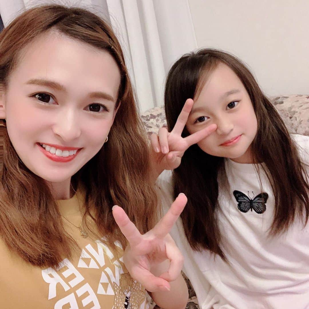 町田亜里香のインスタグラム：「昨日はたくさんの お祝いメッセージ💌ありがとう🥺 これからも家族仲良く🥺 のんびり過ごしていきますね⸜❤︎⸝笑 . . 最近は、自粛ばかりの我が家ですが 覗きにきてくれて嬉しいです𓍯 . . 来年は、じゅきが一年生… じゅなが中学生…😱😱😱😱 わぁぁぁぁ（ ; ; ）。。 . . これからも見に来てくれたら 喜びます🤭❤︎ . . #誕生日 #親子 #family」