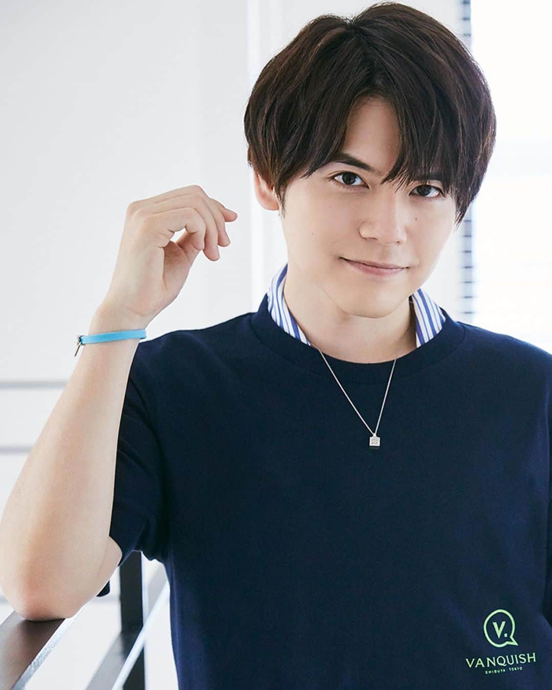 ヴァンキッシュのインスタグラム：「“内田雄馬×VANQUISH”  『SPECIAL VISUAL BOOK No.3』の配布が決定致しました！ ㅤㅤㅤㅤㅤㅤㅤㅤㅤㅤㅤㅤㅤ 声優・アーティストとして活躍する内田雄馬さんをモデルに起用したヴィジュアルブックはなんと第3弾。 ㅤㅤㅤㅤㅤㅤㅤㅤㅤㅤㅤㅤㅤ “STAY HOME”をテーマに撮影し、自宅で過ごす内田雄馬さんがVANQUISHを見事に着こなして頂いているので是非必見です。 ㅤㅤㅤㅤㅤㅤㅤㅤㅤㅤㅤㅤㅤ さらに、9月15日(火)~30日(水)まで、Magnet by shibuya 109 1 階の入り口前モニターでは撮影風景の動画をご覧いただけます。 また、3階 VANQUISHではサイネージでBOOK内の写真を公開。 ㅤㅤㅤㅤㅤㅤㅤㅤㅤㅤㅤㅤㅤ ■配布条件 VANQUISH ONLINESTORE で、VANQUISH 商品をお買い上げのお客様のみ。 ※予約商品・ソックス・ギフトキットのみご購入は対象外となります。  ※今回は店舗での配布は無く、VANQUISHオフィシャルサイトでのVANQUISH商品購入者のみ対象となりますのでご了承下さい。  #VANQUISH #VANQUISHJP #内田雄馬」