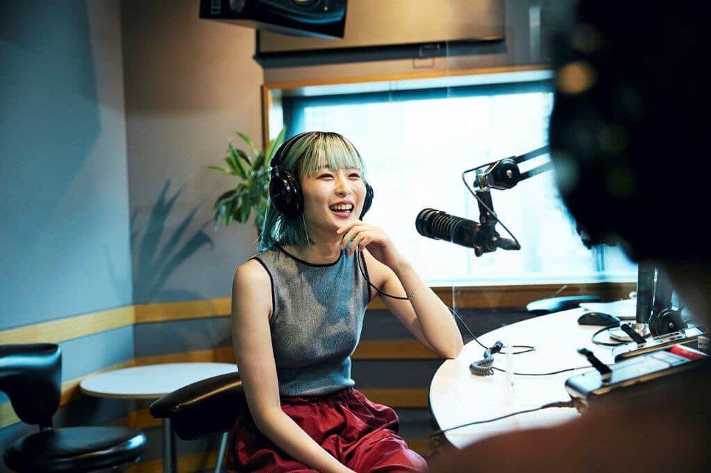 のインスタグラム：「Fri. 10pm- JOHNNIE WALKER presents WALKER'S CLUB H DJ:Ryo Komuta（フイナム編集長）  世界No. 1スコッチウイスキー* ジョニーウォーカーとWEBマガジン「フイナム」による『JOHNNIE WALKER presents WALKER'S CLUB H』 DJを務めるのは、フイナム編集長 の小牟田亮。 毎回、さまざまなクリエイターをゲストにお招きし、ジョニーウォーカーのハイボールを片手に仕事や遊び、音楽の話、そして“歩み続ける”というキーワードでトークを展開します。 本日のゲストは、Awesome City ClubのVocal/SynthesizerのPORINさん！ 音楽やお酒の話しはもちろん、最近ハマってる事などトークを繰り広げてます。 お楽しみに♪  #InterFM897 #JOHNNIEWALKER #HOUYHNHNM #PORIN #AwesomeCityClub」