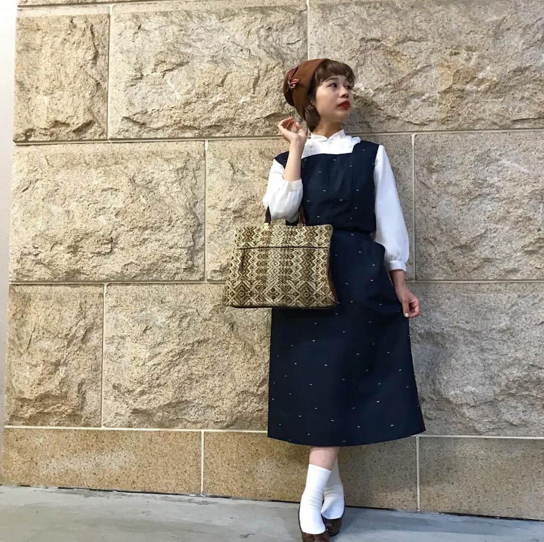 NUTTY Vintage&Collectibleのインスタグラム：「👠NEW ARRIVAL👠   ☑︎vtg 50's silk navy dress  スリーヴレスドレスの楽しみは秋の重ね着🍂 フリルたっぷりのブラウスに、上質なシルクのドレスを重ねて クラシカルなレディスタイルの完成。 小物はほっくり栗色で揃えて、トラッドなムードを漂わせて♡  ＊VINTAGE ONLINE STOREよりお買い求めいただけます＊  ------------------------------------ 🛍NUTTY通販について🛍 ------------------------------------- ＜ONLINE STORE＞ VINTAGE▶︎http://nutty.theshop.jp/ USED SELECT▶︎https://nuttyselect.official.ec/ （プロフィールページURLよりjump🕊） ㅤㅤㅤㅤㅤㅤㅤㅤㅤㅤㅤㅤㅤ ＜VIDEO CHAT SHOPPING＞ テレビ電話をお繋ぎして、リアルタイムでご案内いたします。詳細は過去の投稿をご覧ください。」