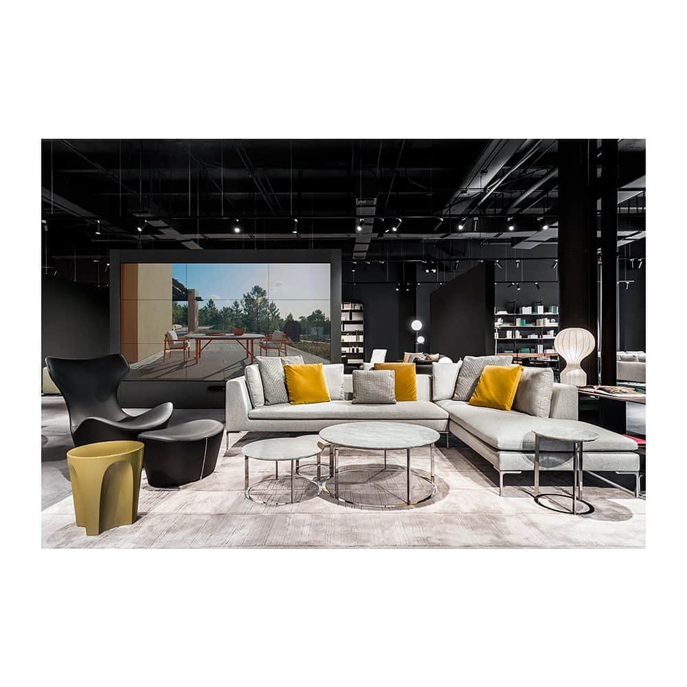 B&B Italiaさんのインスタグラム写真 - (B&B ItaliaInstagram)「Take a walk into our new Flagship Store in Miami: the showroom’s layout presents multiple areas reflecting the contemporary living, with LCD mega-screens and immersive experiences. We are looking forward to meeting you! . #bebitalia #furnituredesign #flagshipstore #design #miami」9月11日 19時56分 - bebitalia