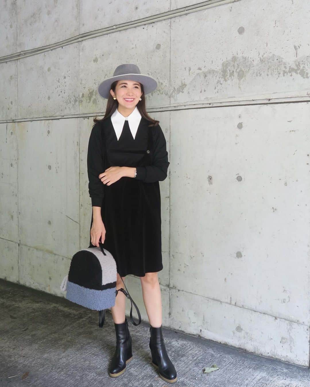 Mai Wakimizuのインスタグラム：「新作尽くしのcoordinate♡取り外しの出来る付け襟カットソーに、コーデュロイ素材のワンピース♡(見覚えある人いるかな？4月20日の投稿で着てるもので、約半年かけてやっとやっと完成！)秋口すぐに取り入れやすいカットソーは、襟を外してベーシックにも使えるアイテム。black.whiteの2カラー展開で、これは2色買いのやつ♡(素材感は5.6枚目が分かりやすいです)カッコ良さを表現する為にデザインに試行錯誤した襟も自信作＼(^o^)／冬はニットとも絶対合わせたい♡お気に入りだらけのcoordinateでした♡ #wakkinstyle#ootd#coordinate#ママコーデ tops＆dress:#linkable @linkable_official(来週発売予定) bag:#linkable @linkable_official(今後発売予定) shoes:#celine hat:#lamaisondelyllis」