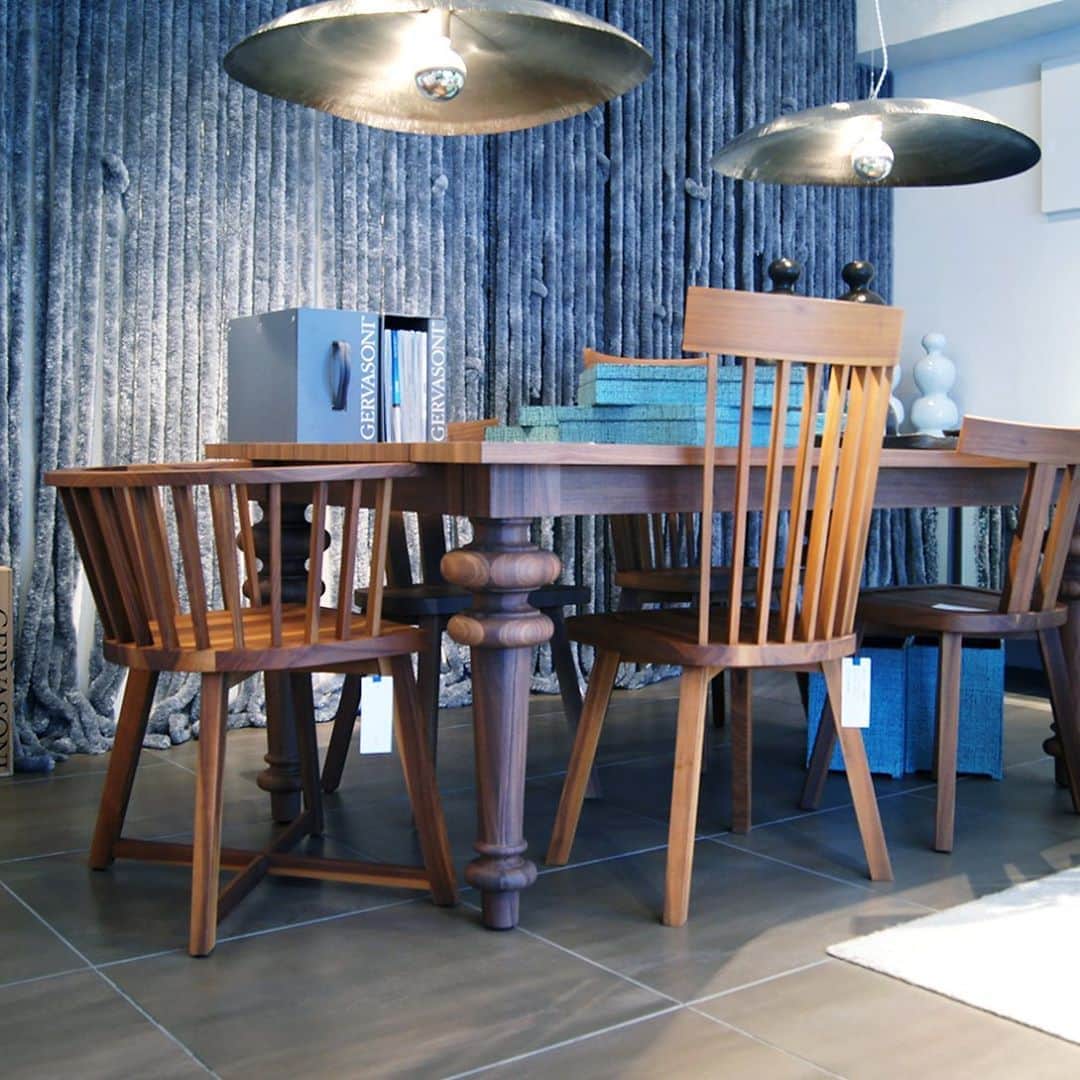 GERVASONI JAPAN / ジェルバゾーニ ジャパンのインスタグラム：「Table : GRAY 34LG Chair : GRAY 21 / GRAY 23 / GRAY24 Lamp : SILVER 95  GERVASONI TOKYO 〒107-0062 東京都港区南青山 6-8-8 Tel:03-6418-5764 Fax:03-3486-5074 営業時間：11:00~18:00(事前予約制) 火・水曜定休   ※ご来店は事前予約制を承っております。前日までにご予約をお願いいたします。 ※新型コロナウィルス感染拡大の状況に応じて営業時間・定休日を変更する場合がございます。 変更があり次第、弊社ホームページおよびSNSにてご案内させて頂きます。  #gervasoni #gervasoni1882 #gervasonijapan #gervasonitokyo #gervasonitour  #paolanavone #interior #interiordesign #madeinitaly #mohebbanmilano #instamood #instagood #picoftheday #archilovers #architecture #archiproducts #productdesign #photooftheday  #ジェルバゾーニ #ジェルバゾーニジャパン #ジェルバゾーニトーキョー #南青山 #東京 #インテリア #イタリア家具 #ソファ #椅子 #テーブル #お洒落さんと繋がりたい #インテリア好き」