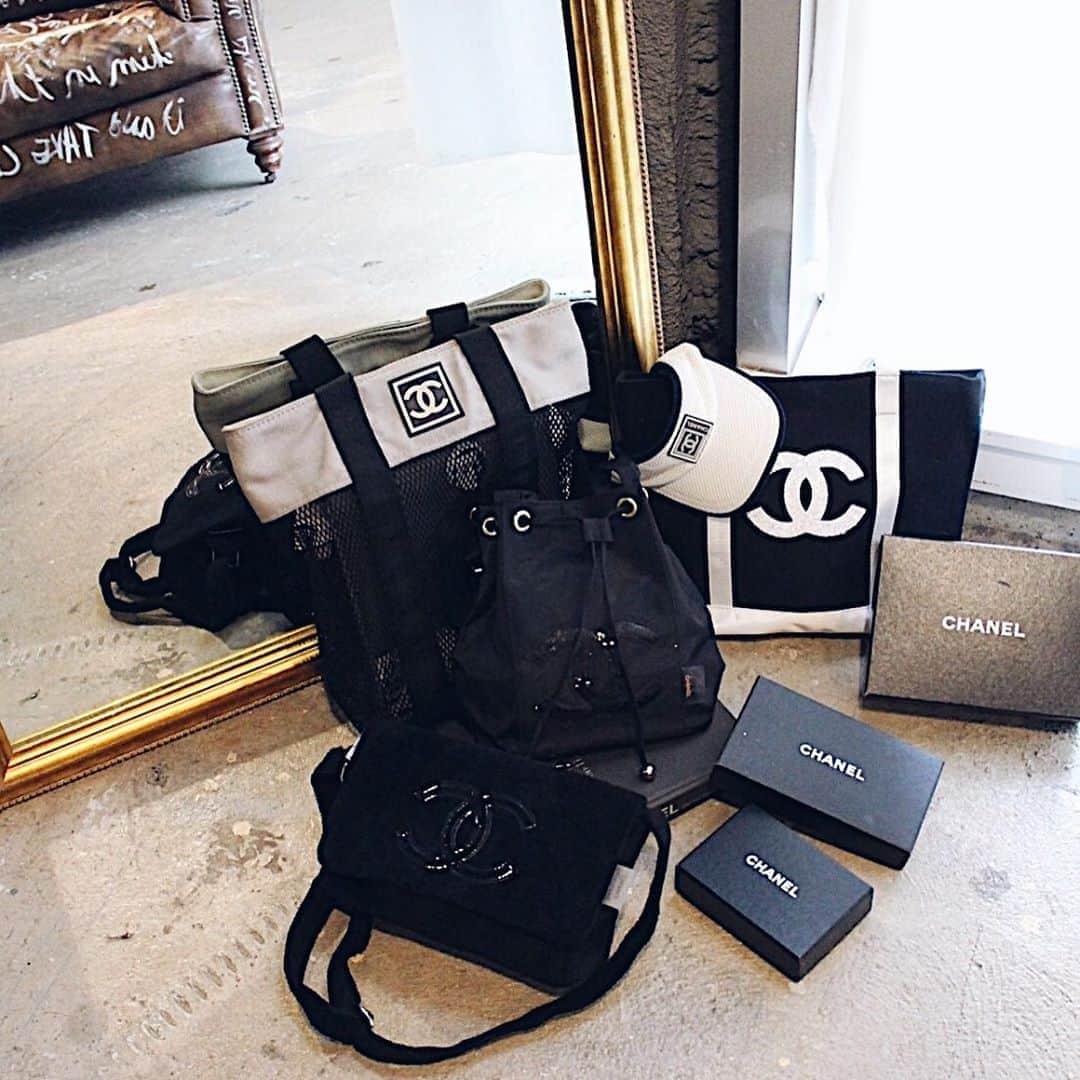 のインスタグラム：「#vintage ———————————— . ONLINE STOREへ vintage”CHANEL” が入荷。  CHANELの象徴ともいえるココマークが目立つ #トートバッグ #巾着バッグ などをセレクト。 全て１点物の為是非お見逃しなく…♡ . @gallerie_used usedアイテムを多数ご紹介しております＊ ONLINE STOREに掲載のないアイテムも 店舗より発送を承っておりますので、お気軽にDMにてお問い合わせくださいませ。 . . ———————————— #お問い合わせ番号w1764」