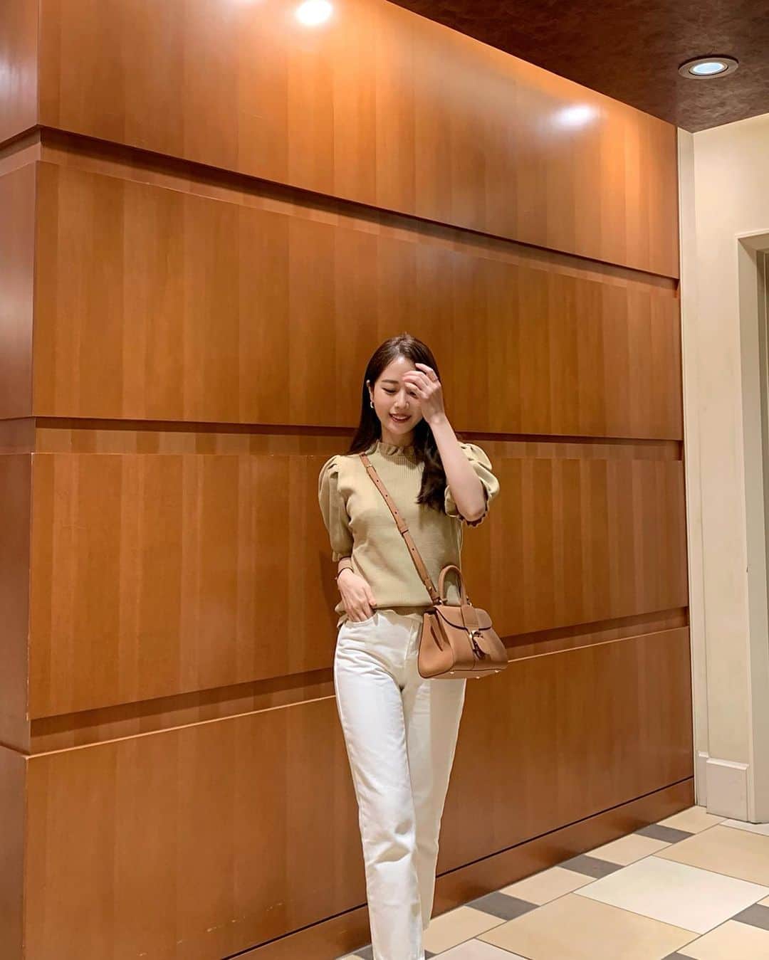 ハンナミのインスタグラム：「⛅️✨🤎 どうしても着たかった 新作フリルニットを合わせて ランチに♡  やっと 少し涼しくなってきた !  knit denim #eneu bag #delvaux」