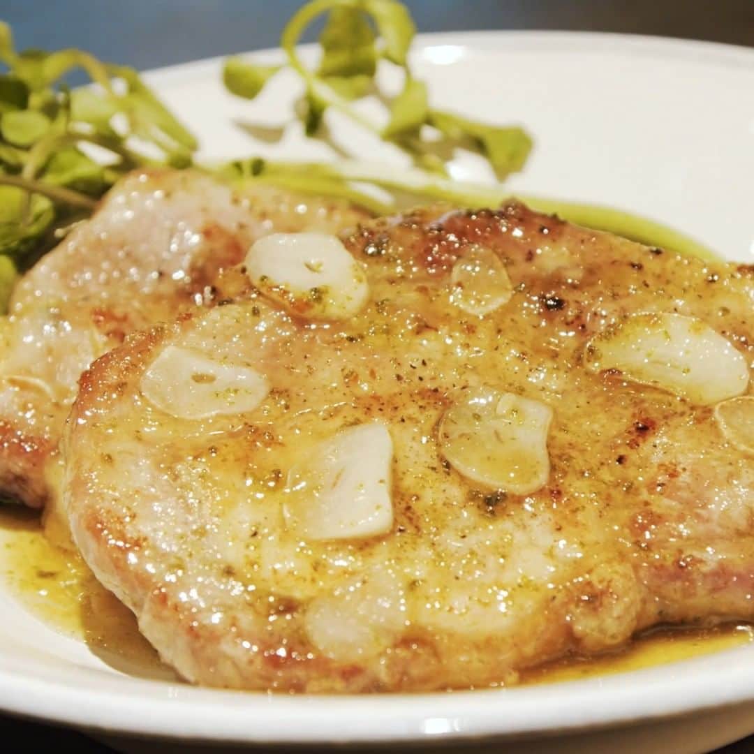 栗原心平さんのインスタグラム写真 - (栗原心平Instagram)「#かぼす を使った料理「豚肉のソテー  かぼすバターソース」のレシピを公開しました！  かぼすシロップを作っておけば、すぐにできる手軽な一品。  簡単なのに、さわやかなかぼすの香りとバターのコクで、まるでレストランでいただくような複雑な味わいに仕上がります。  詳しくはプロフィールのリンクから @gochisosamachannel  栗原心平が特別審査員を務める #マイカボ選手権 では、かぼす料理の投稿を募集中！  詳しくはこちらのアカウントでご確認ください！ @mykabosu_oita   #簡単レシピ #家で作ろう #栗原心平 #shimpeikurihara #ごちそうさまチャンネル #レシピ #簡単」9月11日 20時00分 - gochisosamachannel