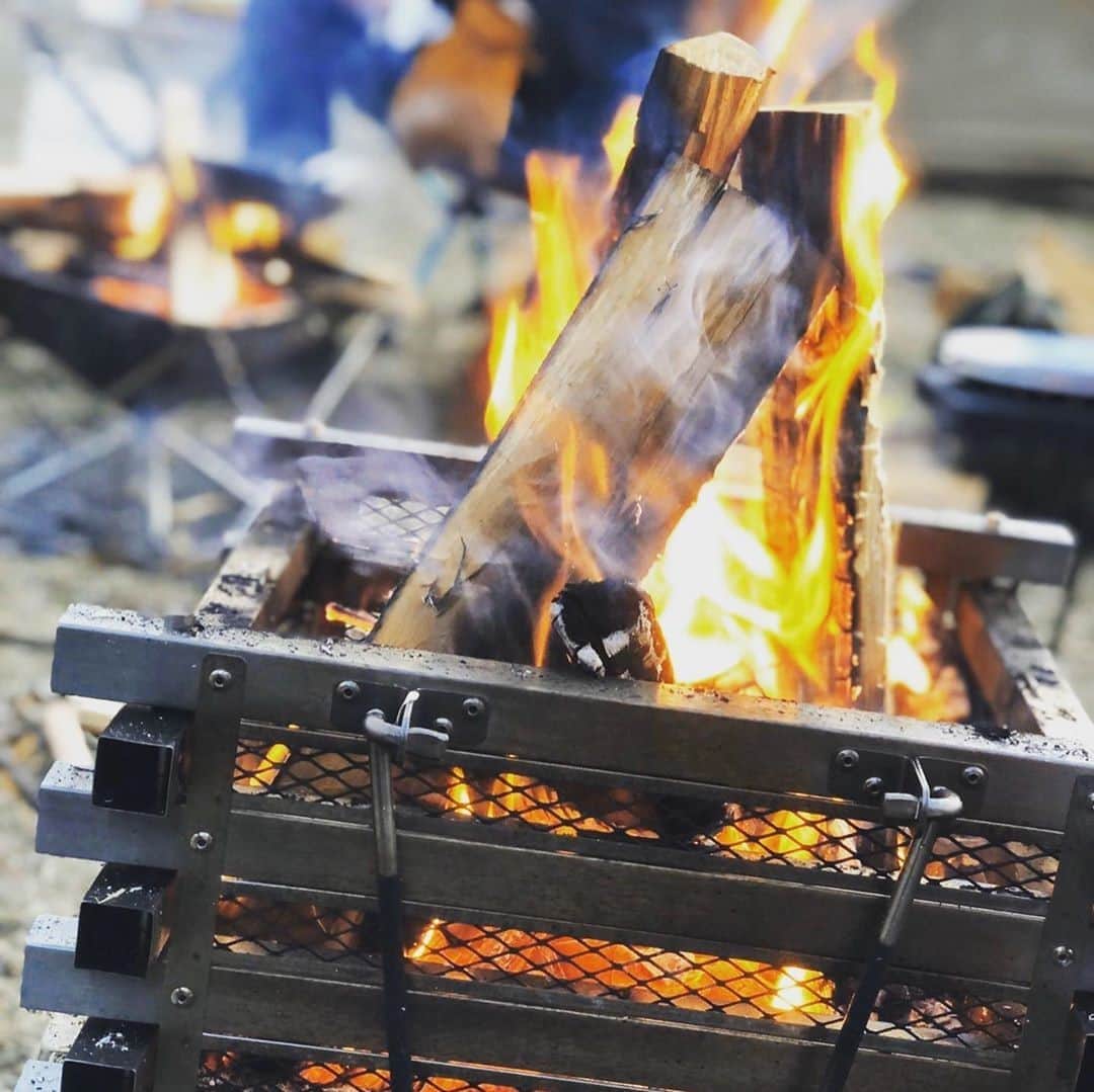 Coleman Japanのインスタグラム：「キャンプの醍醐味「焚き火」を囲もう🔥  📷：@dyki.camp.style さん 素敵なお写真ありがとうございました☺️ ・ ━━━━━━━━━━━━━━━━━ #私のコールマン を付けて投稿して頂いた中から素敵なお写真は、コールマン公式SNSでご紹介させて頂きます♪ ━━━━━━━━━━━━━━━━━ ・ ・ ・ #灯そうColeman #灯そうコールマン #灯そう #Coleman #コールマン #Tent #テント #Camp #キャンプ #Outdoor #アウトドア #焚き火 #焚き火台 #焚き火キャンプ #ステンレスファイアープレイス #ファイヤープレイス3」