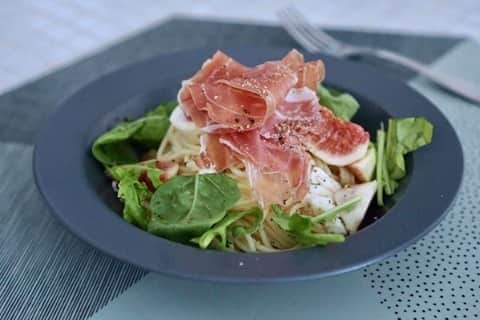 のインスタグラム：「【KOZブログ】 毎日のお料理お疲れ様です！ KOZレシピやまかないを担当しているあやです。 今日は、お家でレストラン気分を味わえる ちょっとお洒落なパスタをご紹介します☆ 【無花果と生ハムの冷製パスタ】 . ◎ブログは当店トップページのバナーorプロフィールのURLからどうぞ。 ▶︎ @kozlife_tokyo . #KOZLIFE #japan #LoveFoodLoveLife #instafood #foodlover #delistagrammer #cookingram #yummy #stayhome #stayhomestayhappy #暮らし #うちで過ごそう #丁寧な暮らし #暮らしを楽しむ #KOZレシピ #レシピ #おうちご飯 #料理好き #料理初心者」