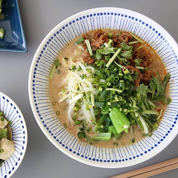 ROOMさんのインスタグラム写真 - (ROOMInstagram)「蒼十草の麺鉢♪食器の内側に十草模様があるので、盛り付けた時に真上から見ると、料理にスポットライトが当たったかのような何とも美しい光景が広がります◎  詳細は、プロフィールのリンクから飛べるROOM編集部のページからチェックしてください！  #楽天ROOMに載せてます#楽天ROOM#楽天#ROOM#オススメ#お気に入り#丁寧な暮らし#シンプルな暮らし#暮らしを楽しむ#雑貨#おしゃれ#ファッション#麺鉢#食器#ボウル#KOZLIFE#蒼十草#十草模様#ラーメン#うどん#そば  ***************************************  ストーリーズでぜひみなさんのmy ROOMをご紹介ください！ ご自身のROOMのリンクを入力して、@room_rakutenをアカウントタグ付してくださったストーリーズはこちらのアカウントでリポストさせていただきます♪  最近ROOMを始めた方は #楽天ROOM始めました タグを是非つけてください！ お待ちしております！」9月11日 20時00分 - room_rakuten