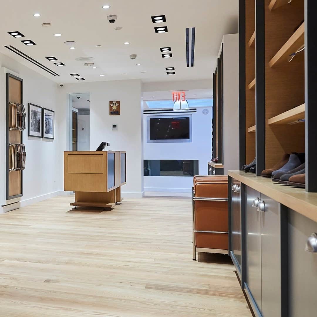 のインスタグラム：「Our SoHo store on Spring Street, New York, is now re-open, working to a number of safety measures. Our staff remain committed to providing you with a warm and welcoming environment, as has always been the case at Crockett & Jones. . #crockettandjones #madetobeworn #retail #springstreet #newyork」