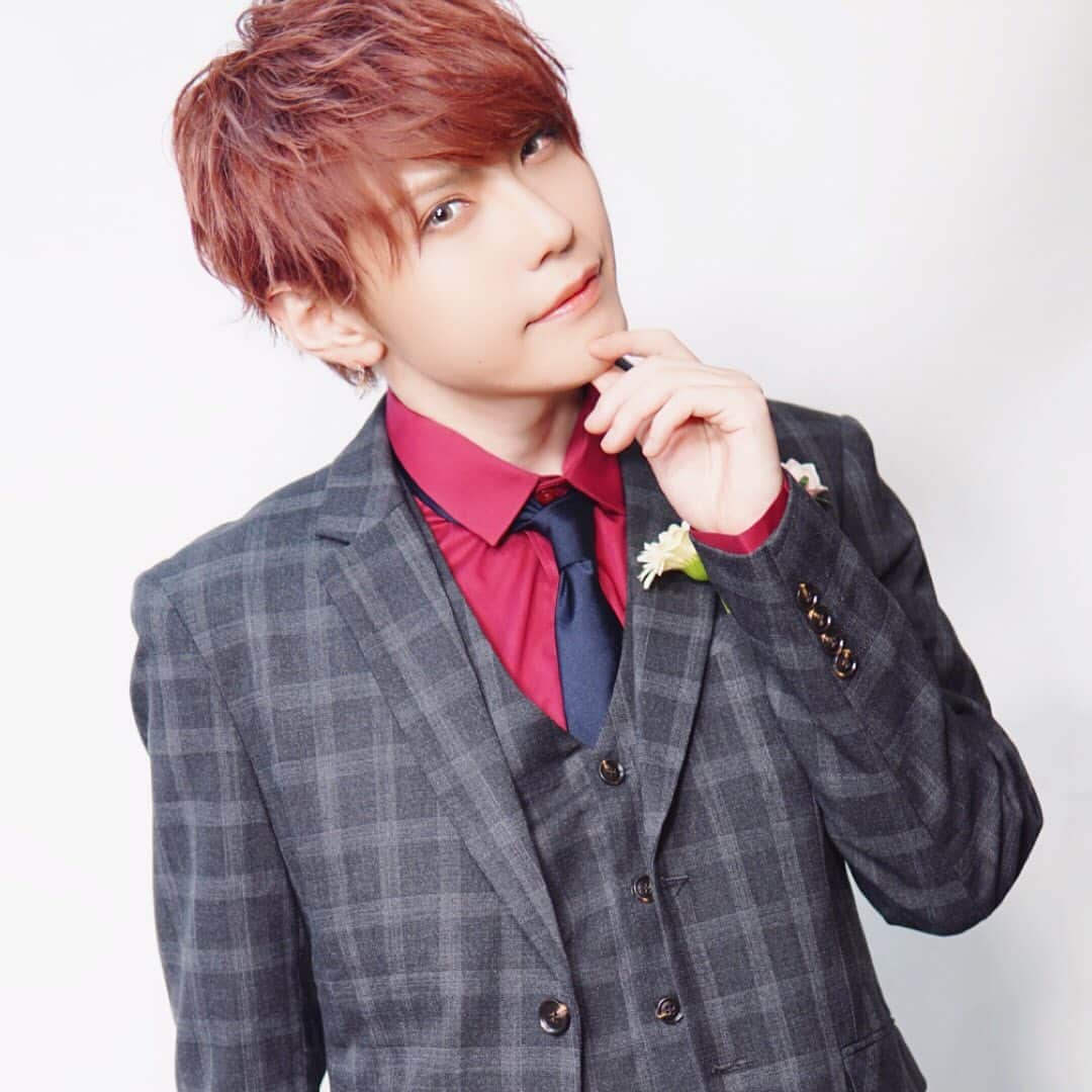 のインスタグラム：「【宿題チェキ9月2週目公開！】  This is a picture taken last month. It looks like cafe clerk. May I help you? If you want to buy a cheki, you have to push link below.  ↓お買い求めはこちら↓ https://citycity.theshop.jp/  #ユナイト #結  #v系 #カフェ男子 #カフェ店員 #宿題チェキ #衣装 #正装」