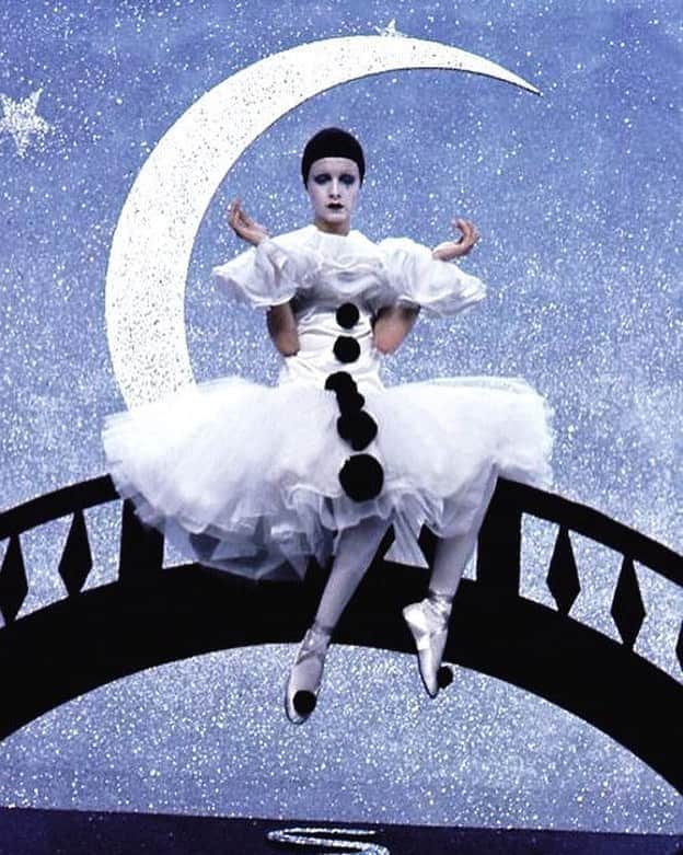 のインスタグラム：「A still taken from “The Boy Friend” the 1971 musical comedy by Ken Russell starring the iconic #Twiggy served as an inspiration when designing #SretsisFW20 🌙 Discover the look book at Sretsis.com. #FW20TheDreamers」