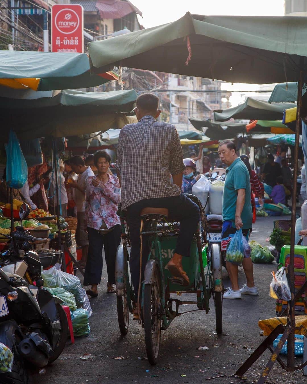 Shunsuke Miyatakeのインスタグラム：「A cyclo going through a street market, 06am, Phnom Penh」
