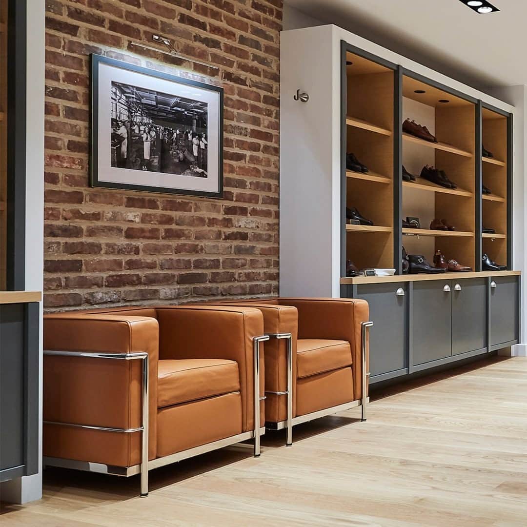 のインスタグラム：「Our SoHo store on Spring Street, New York, is now re-open, working to a number of safety measures. Our staff remain committed to providing you with a warm and welcoming environment, as has always been the case at Crockett & Jones. . #crockettandjones #madetobeworn #retail #springstreet #newyork」