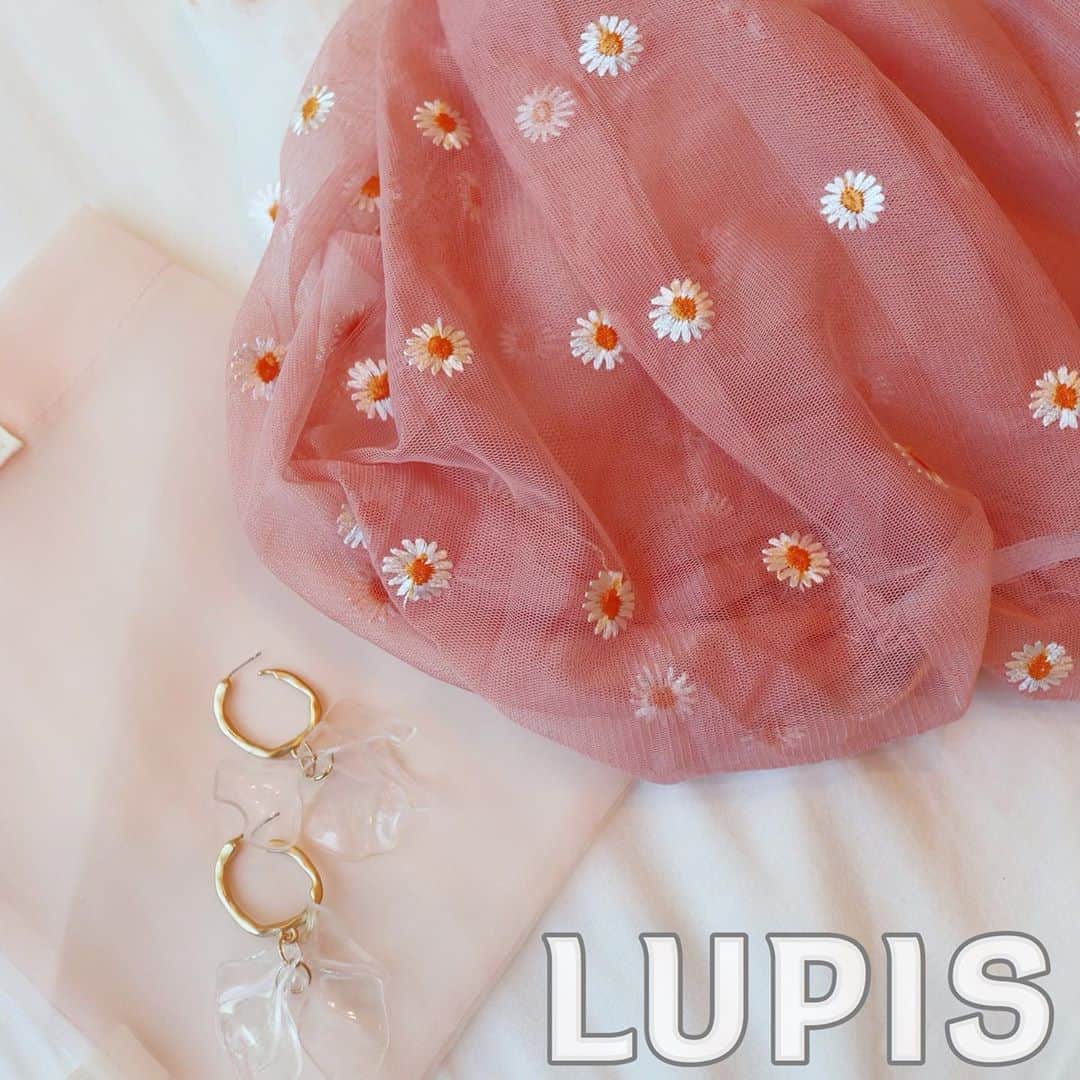 リナのインスタグラム：「@queen.lupis   オシャレに目覚めはじめた 娘ちゃんと一緒に使いたくて ルピスのチュールバックを イロチで購入🛍  適度な透け感で、 荷物もそこそこ入るから エコバッグとしても良い感じ❤︎  クリアのフラワーピアスも 存在感のある大きさで好みだった❣️ ...................................................... #accessorys #lupis #tullebag #tullelace #bag #earrings #hairpins #pierce #pearl #pierces #バッグ#イヤリング#ヘアピン#リング #ピアス #ルピス @queen.lupis (v0955)」
