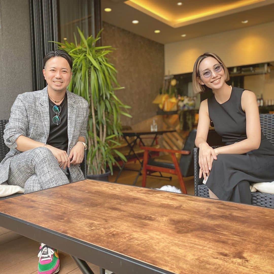 藤本奈月のインスタグラム：「師弟関係であり、同期であり、兄貴。 @daisukeimamura & @natsuki_n2k   今回は、 @model_camp.jp 用のインタビュー動画撮影でした。 ただいま絶賛進行中の　#modelcamp_virtual   私たちの思いが熱く深すぎて、おさまりきれず😂😂 そして、映像制作チームは、これまた若い時からお世話になりまくってた慎吾さん。 自分が大人になって、こうやってにーさんたちと、面白い事やろうぜ！ってやれるのが嬉しい😊 参加の皆様、お楽しみに👄❤️ . . . #モデル#モデルキャンプ#モデル事務所#ウォーキング講師#ウォーキング#ランウェイ#バーチャル#ヴァーチャル#ヴァーチャルファッションショー」