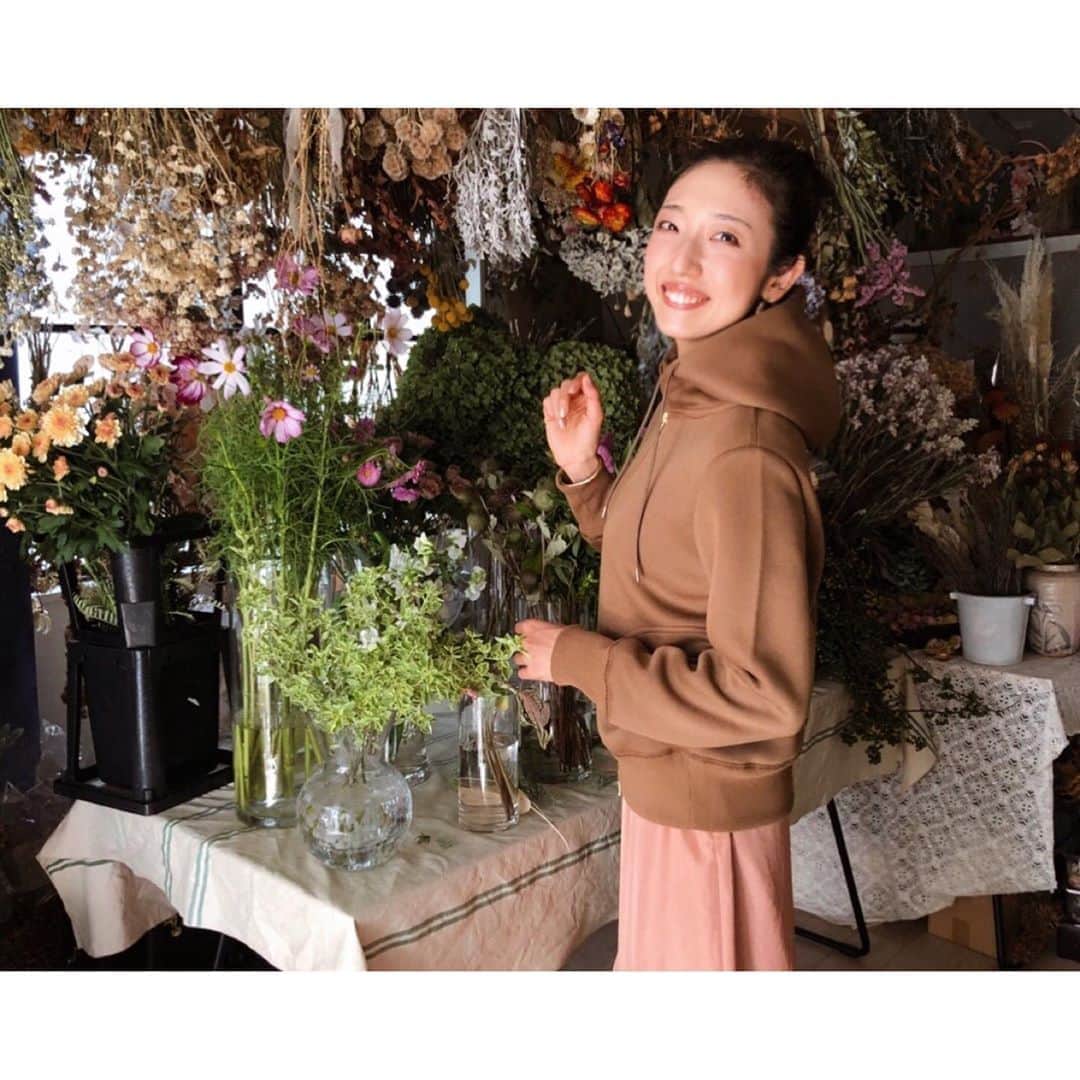 太田彩乃のインスタグラム：「web取材の撮影でお花屋さんへ！ お花も衣装もすっかり秋で可愛かったー🍁 女性だけの現場だと、色んな話しにもどんどん花が咲く！笑 こうしてまた素敵なご縁を頂けた事、本当に嬉しいな。 掲載されたらまたお知らせします🧡 . . #取材 #撮影 #marronpapier #laboutiquebonbon」