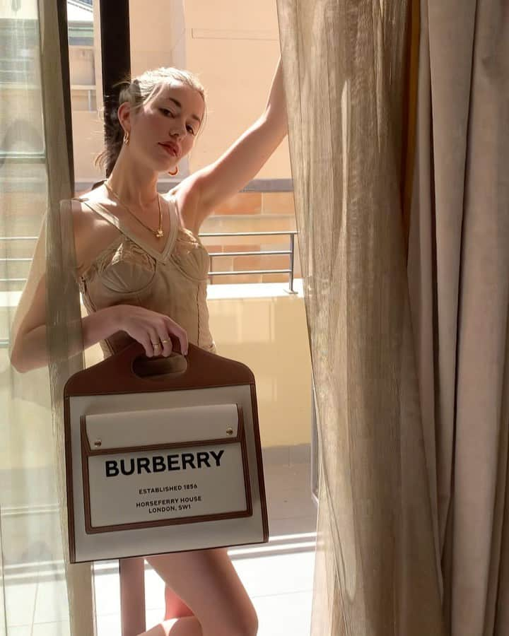 カルメン・ハミルトンのインスタグラム：「A bag big enough to hide all of my secrets 🤫 @burberry #ThePocketBag」