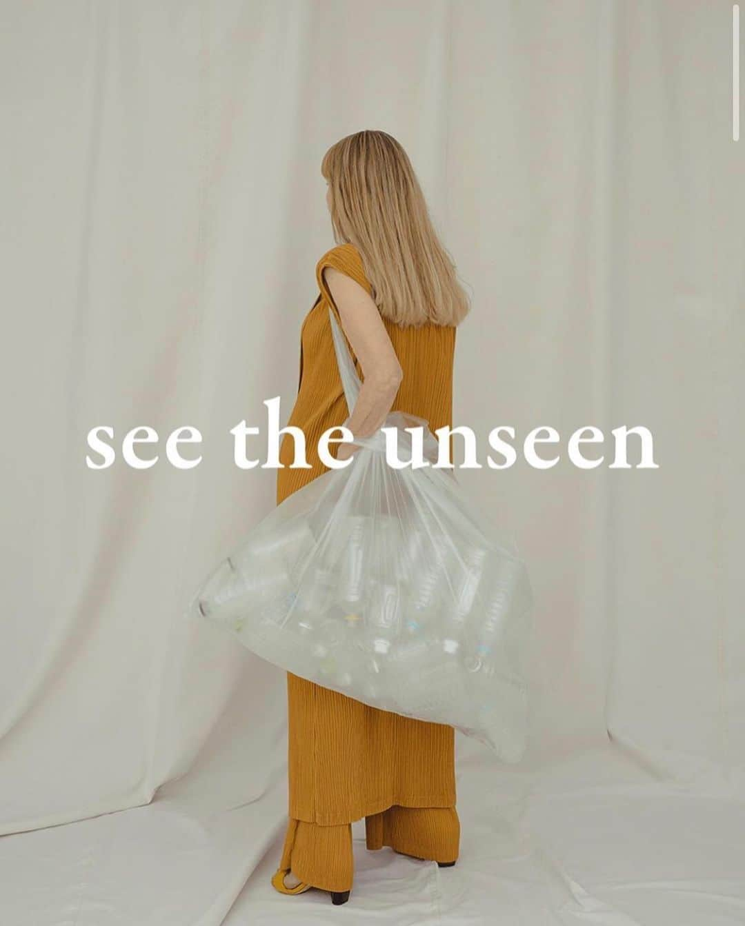 エリーローズさんのインスタグラム写真 - (エリーローズInstagram)「M_ See the unseen  MOUSSYからオールサステナブルの新ブランドが登場。 リサイクルペットやオーガニックコットンを使用したエイジレスでハイクオリティなラインです。 私と母 @maxinevancliffe の親子で共演しました。 ぜひ、幅広い年代の方に着てもらいたいです☺️ ㅤㅤㅤㅤㅤㅤㅤㅤㅤㅤㅤ  M_ 『エム  アンダーバー』  着ることによって 優しくなれる心地よい服 それは、纏う人だけでなく 他者と喜びを分かち合う=循環することで心身ともに満たされる服 強くしなやかなMOUSSYのスピリットを受け継ぐ 大人の女性のためのブランド  ㅤㅤㅤㅤㅤㅤㅤㅤㅤㅤㅤㅤㅤ Photographer @yuuukikumagai  Direction & Styling @otayukari  Hair & Makeup @mira0911   #m_  #Moussy  #Seetheunseen  #見えないものを見る時代」9月11日 20時10分 - ellirose