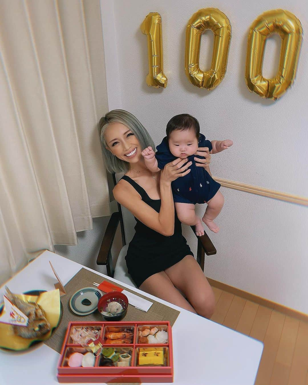 角田麻央さんのインスタグラム写真 - (角田麻央Instagram)「100Dayz👶🏻🥢 食に困らず、健康に育ちますように🙏🏽 という願いを込めてお食い初め👨‍👩‍👦 いつも肝心なときに眠そう。笑笑 3枚目どんだけ嫌がるねん😭らぶちゅ💓 #お食い初め #100日祝い #百日祝い #家族 #ファミリー #愛息子 #赤ちゃんのいる生活 #ダブルTYと鯛 #タイに囲まれ過ぎな件w」9月11日 20時10分 - maotsunoda888